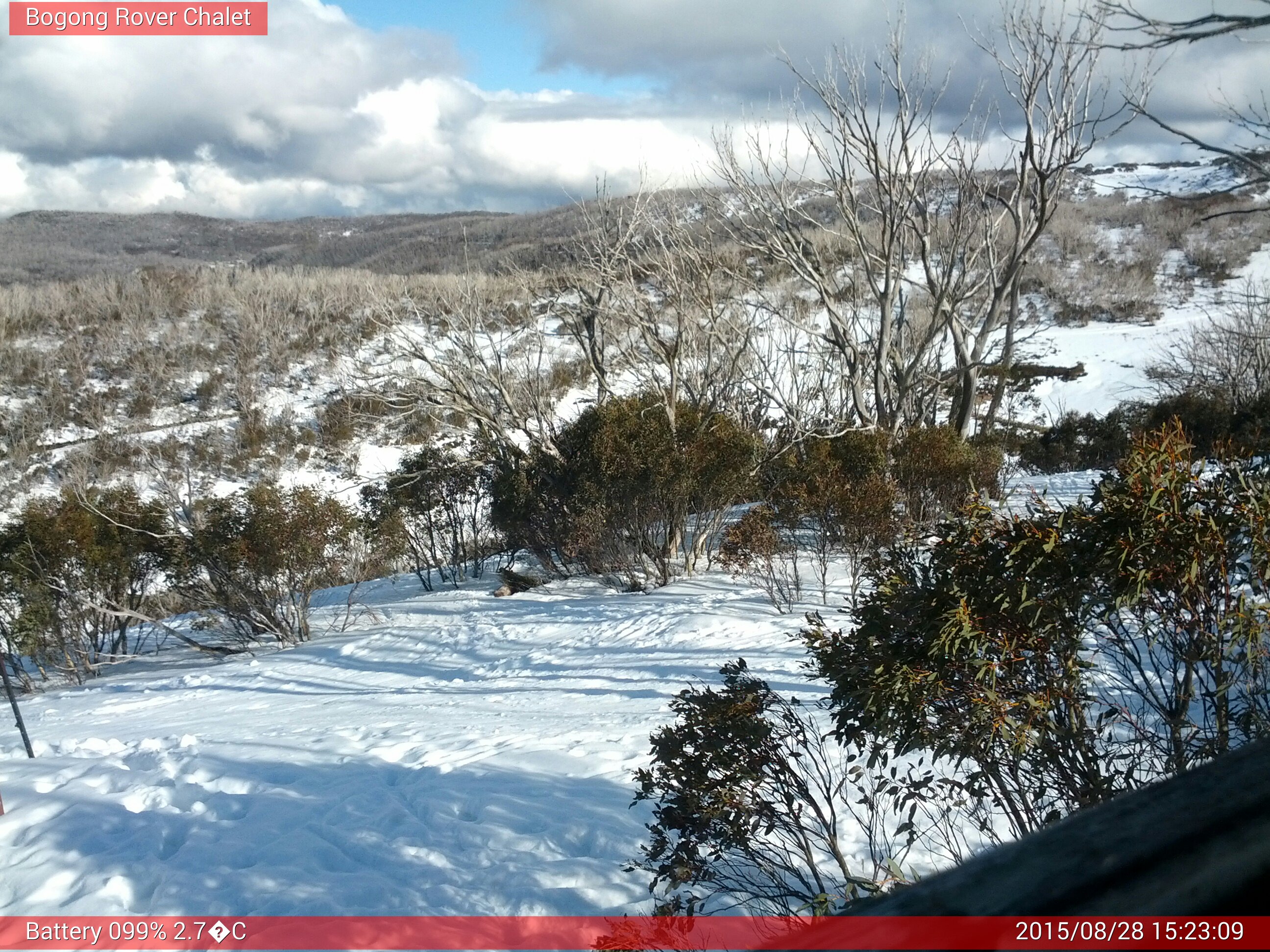 Bogong Web Cam 3:23pm Friday 28th of August 2015