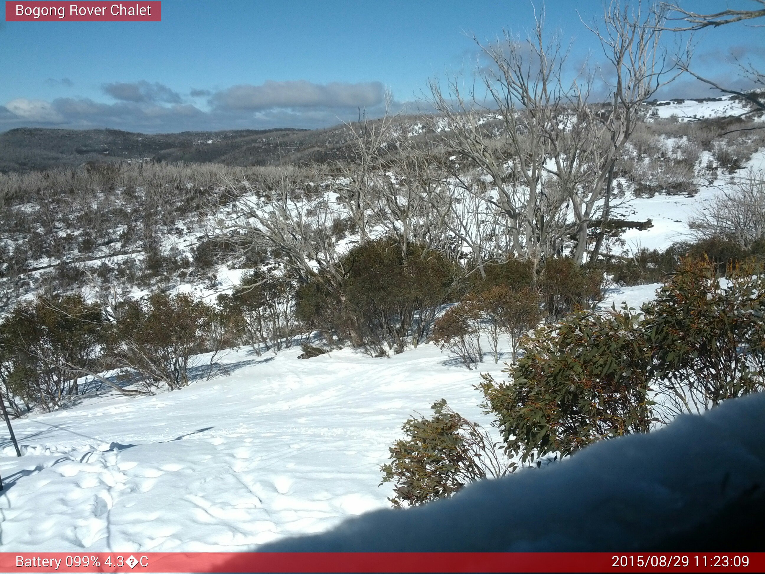 Bogong Web Cam 11:23am Saturday 29th of August 2015