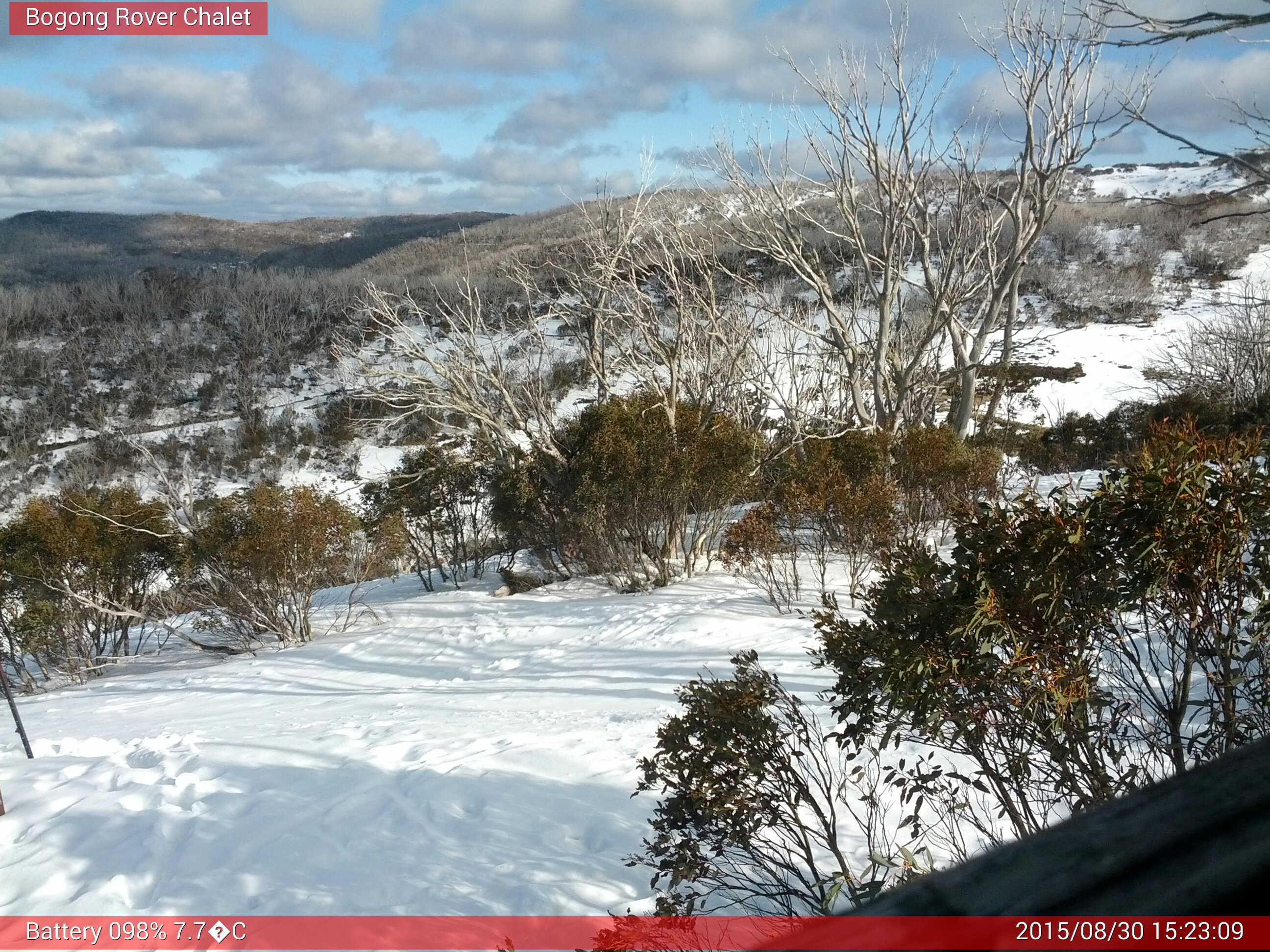 Bogong Web Cam 3:23pm Sunday 30th of August 2015