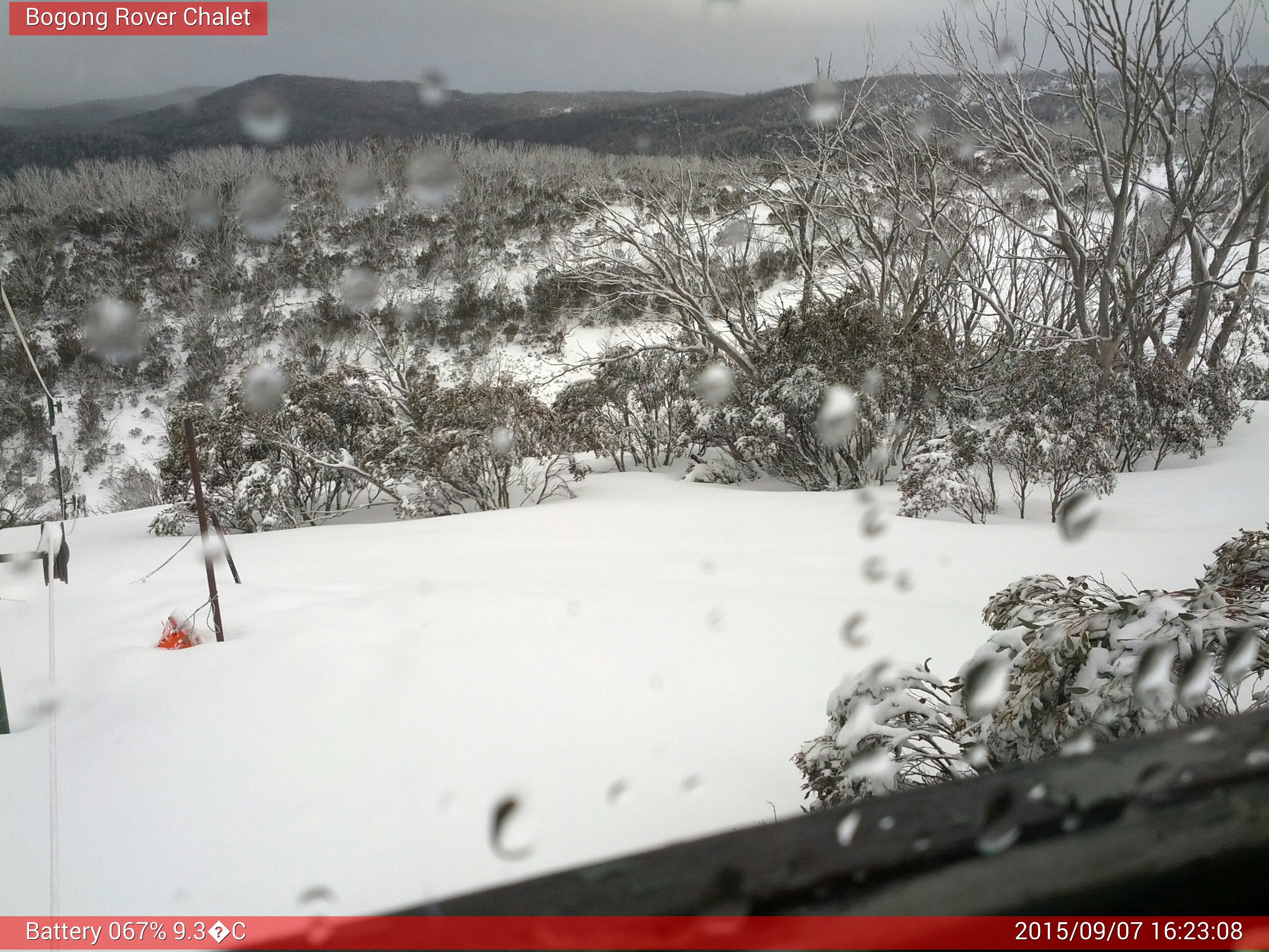 Bogong Web Cam 4:23pm Monday 7th of September 2015