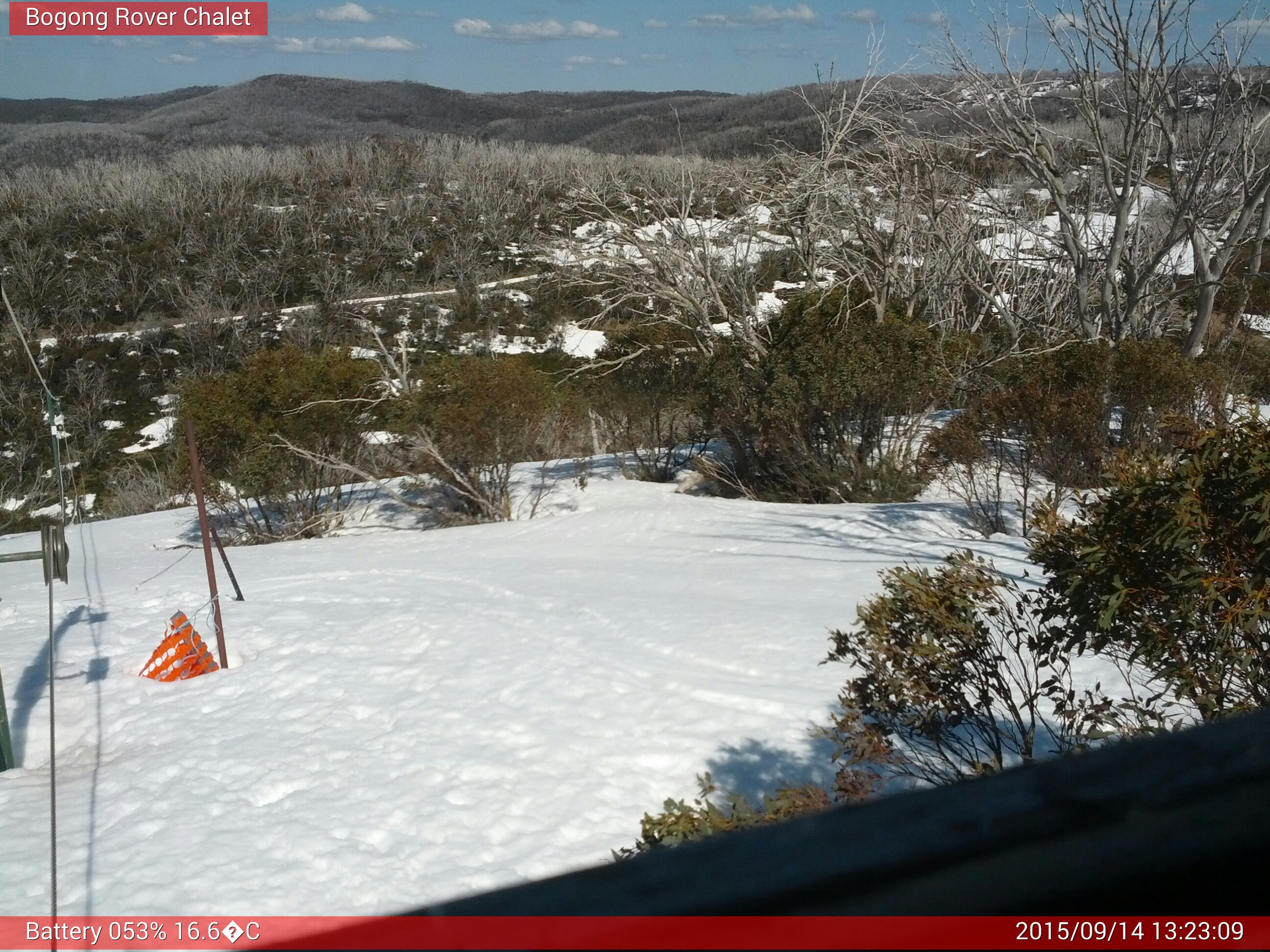 Bogong Web Cam 1:23pm Monday 14th of September 2015