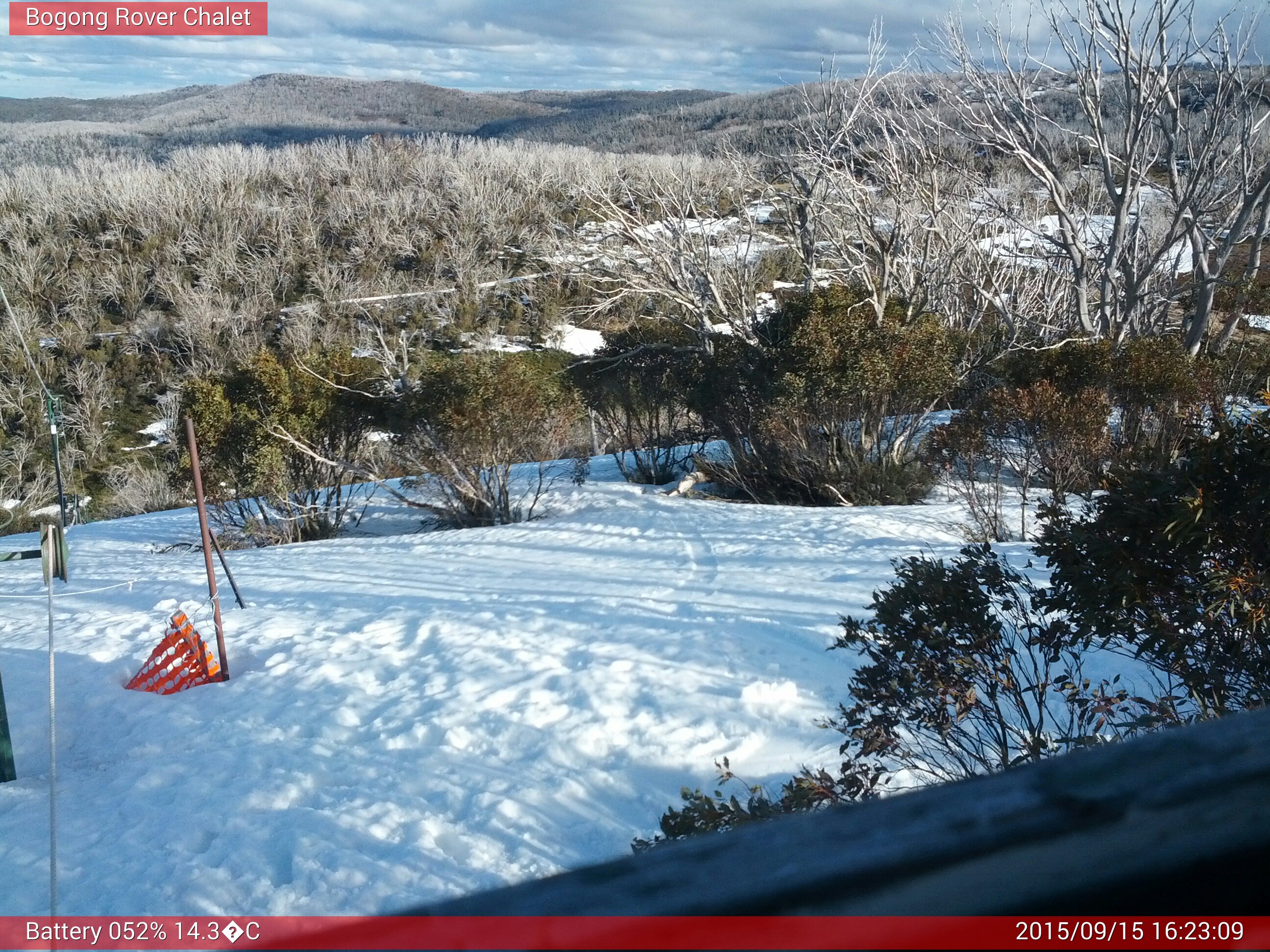 Bogong Web Cam 4:23pm Tuesday 15th of September 2015