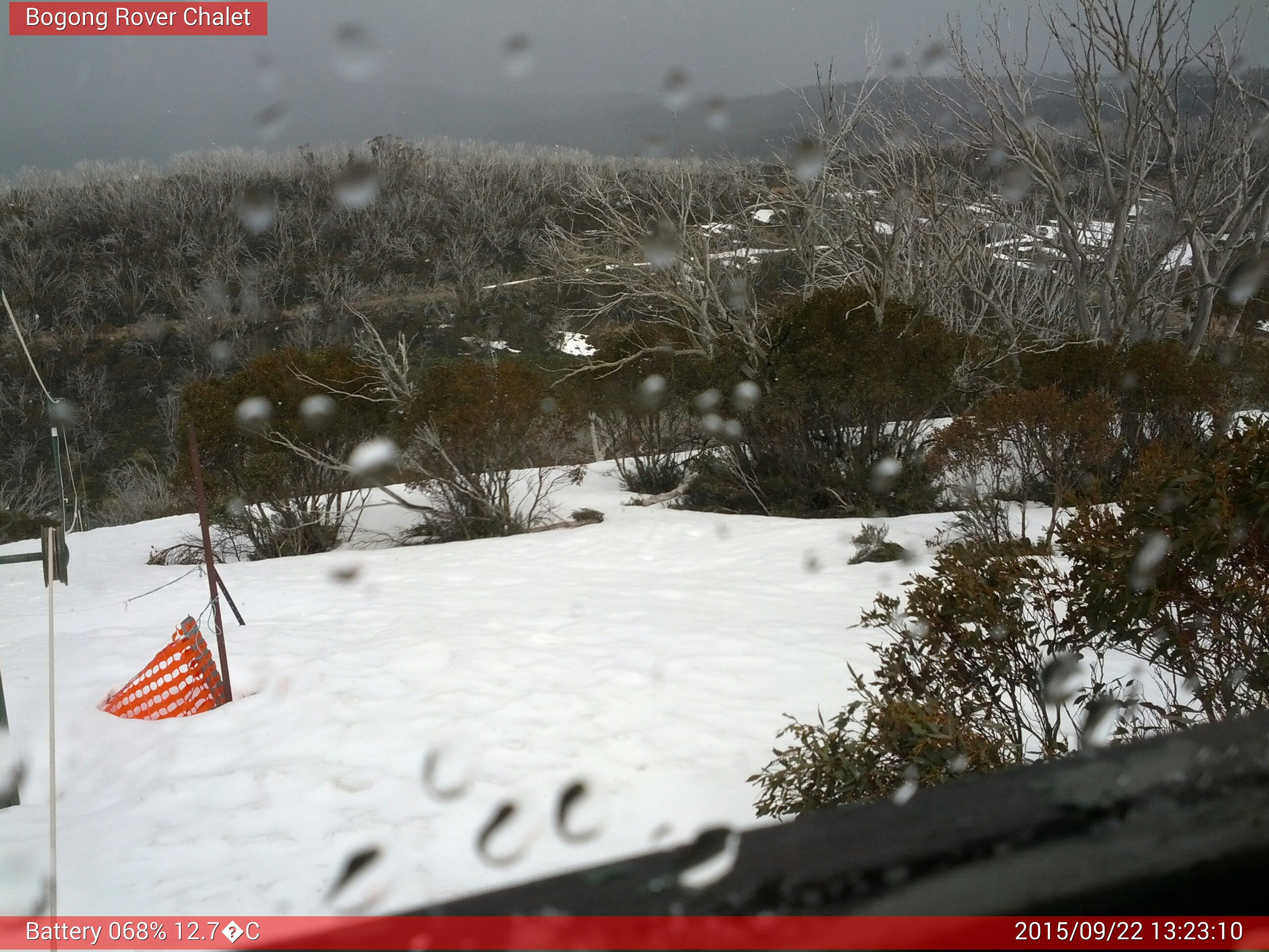 Bogong Web Cam 1:23pm Tuesday 22nd of September 2015