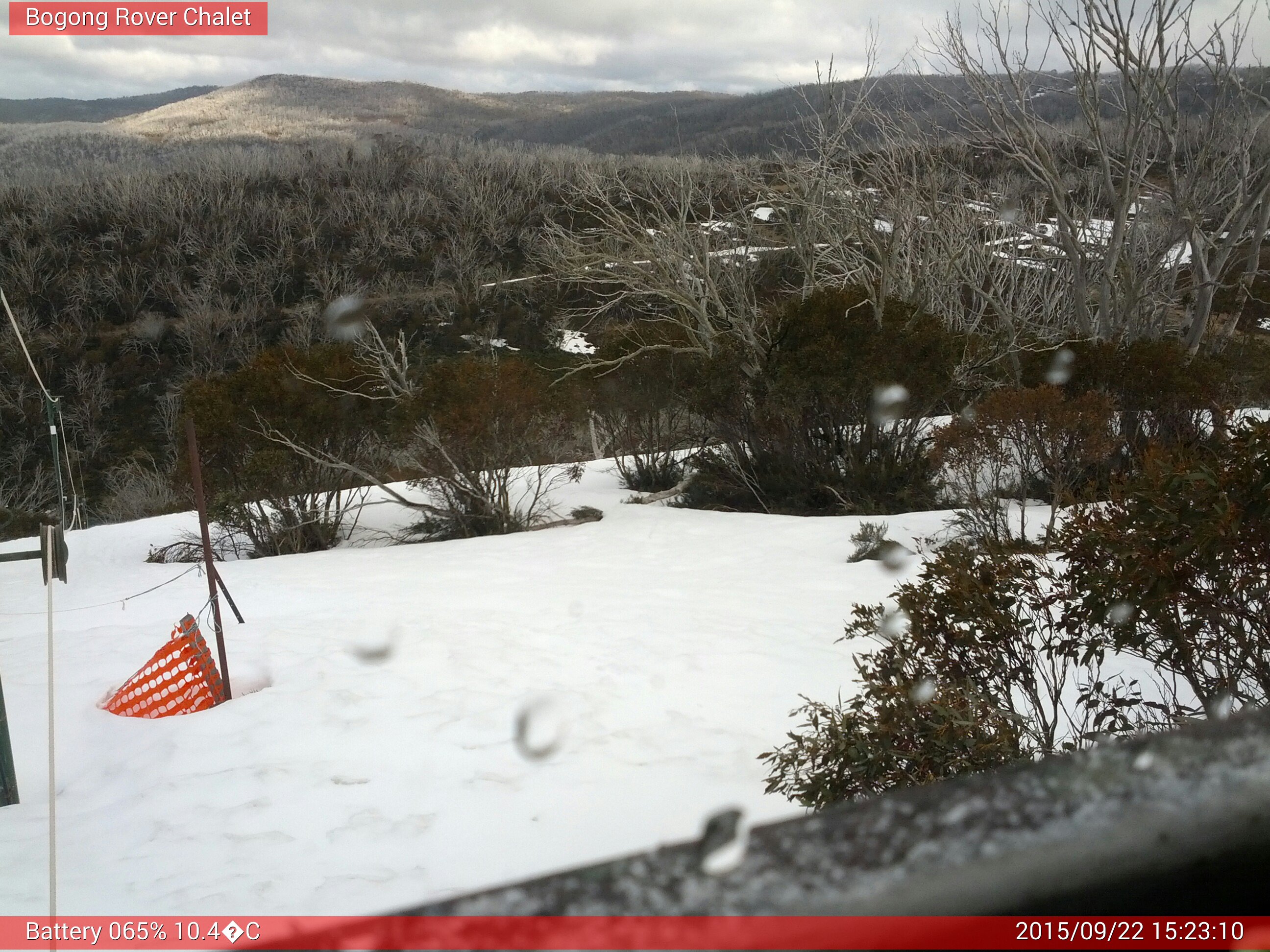 Bogong Web Cam 3:23pm Tuesday 22nd of September 2015