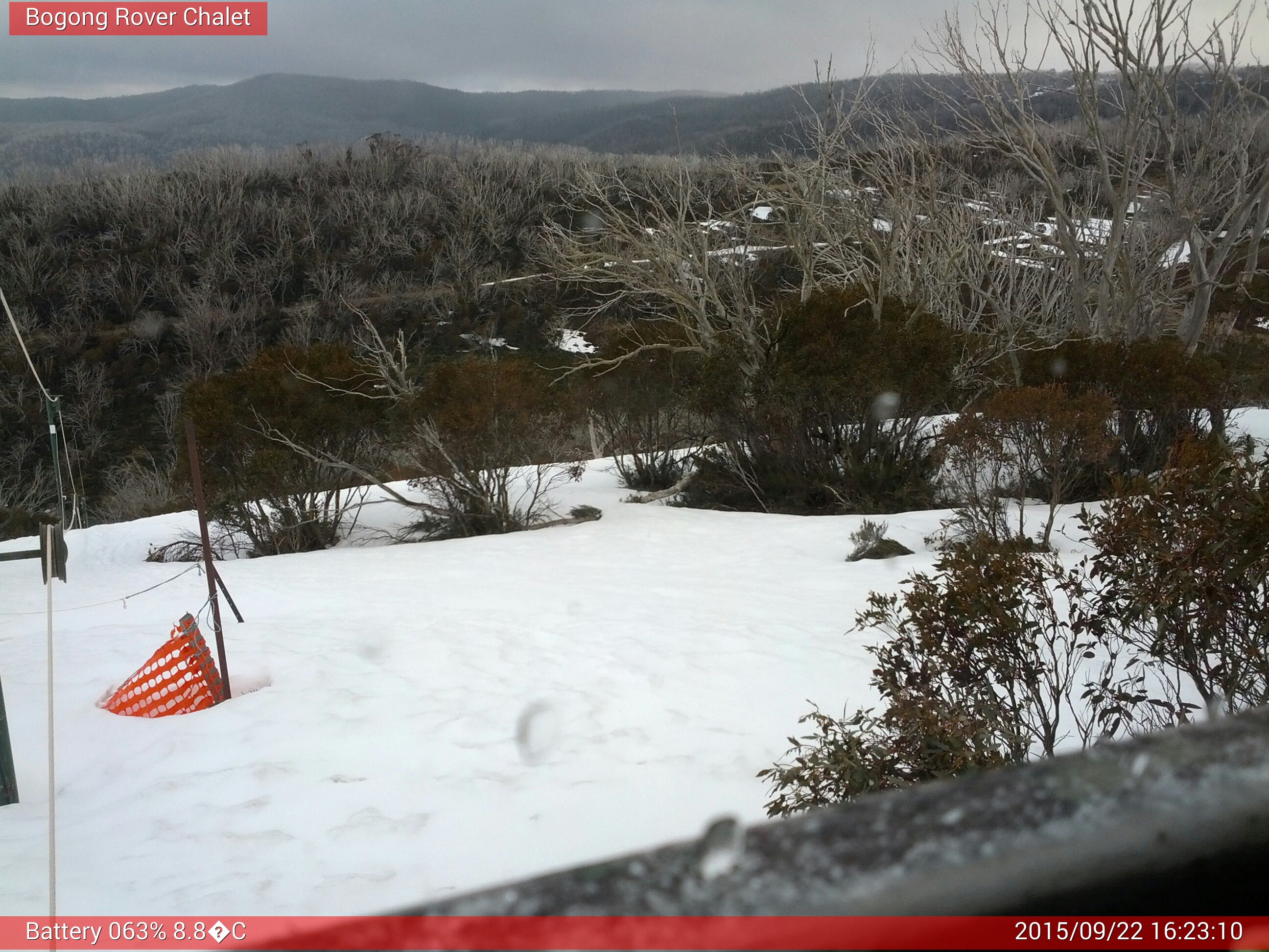 Bogong Web Cam 4:23pm Tuesday 22nd of September 2015