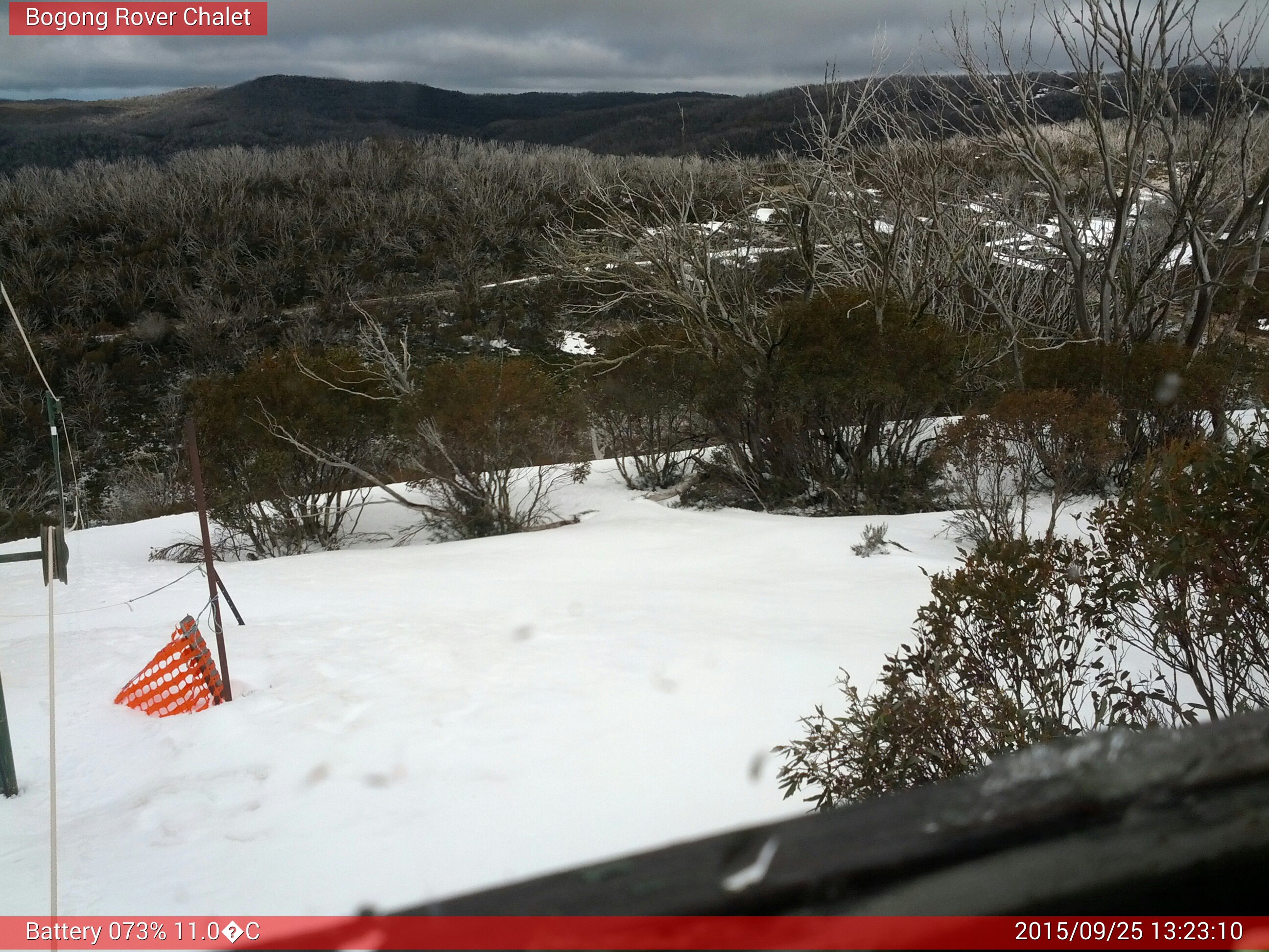 Bogong Web Cam 1:23pm Friday 25th of September 2015