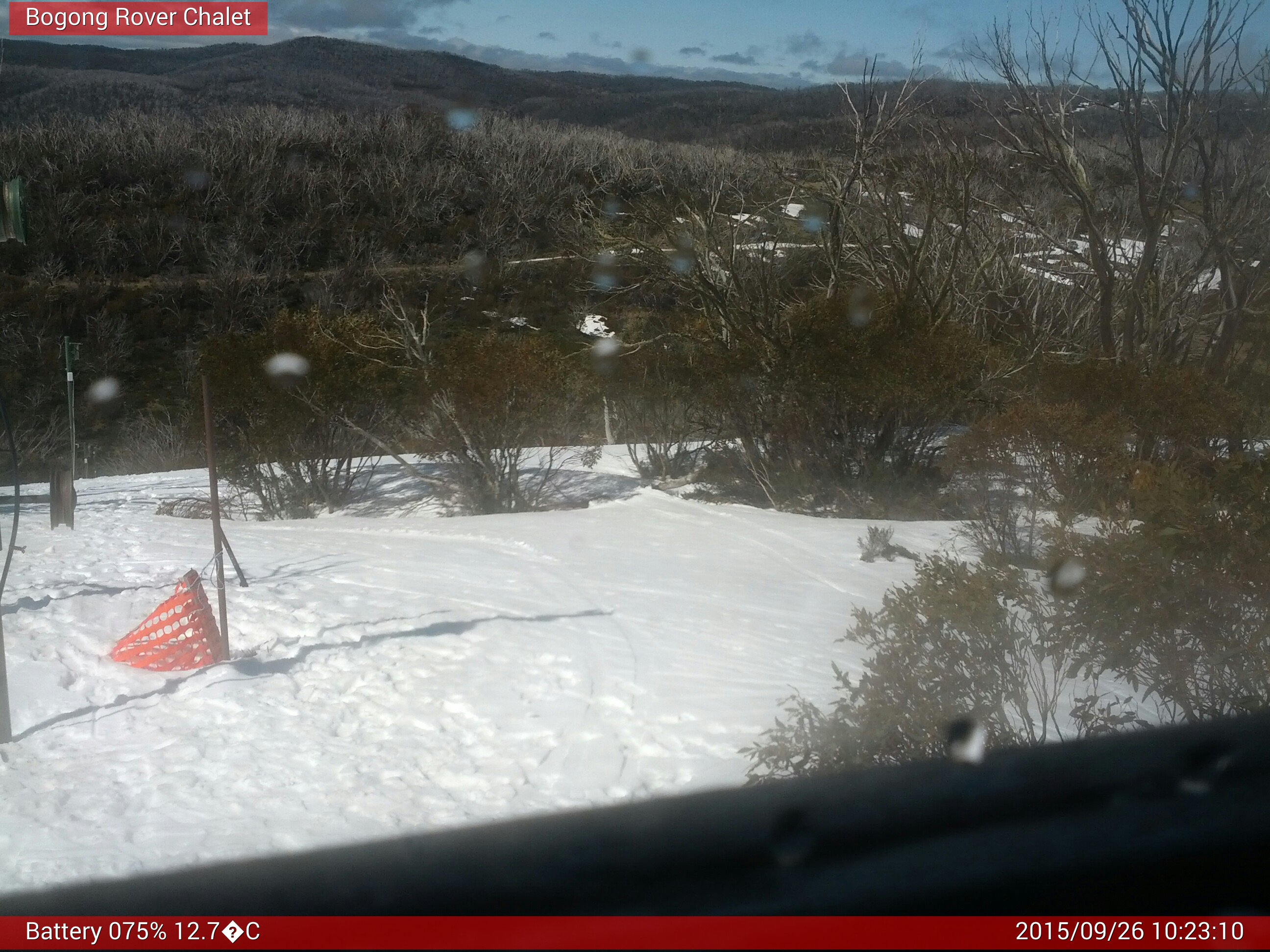 Bogong Web Cam 10:23am Saturday 26th of September 2015