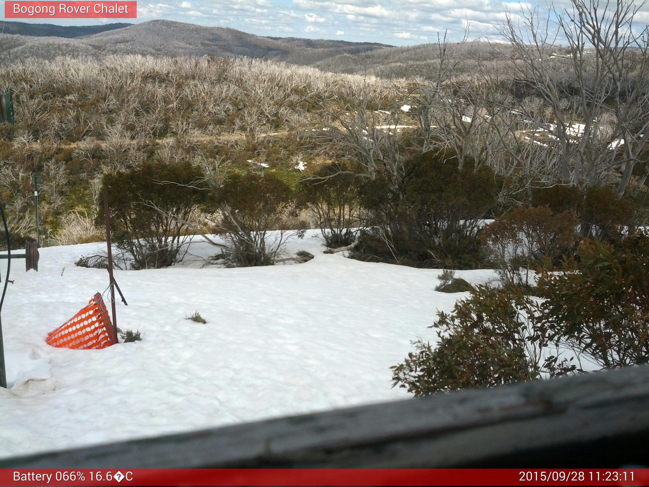 Bogong Web Cam 11:23am Monday 28th of September 2015