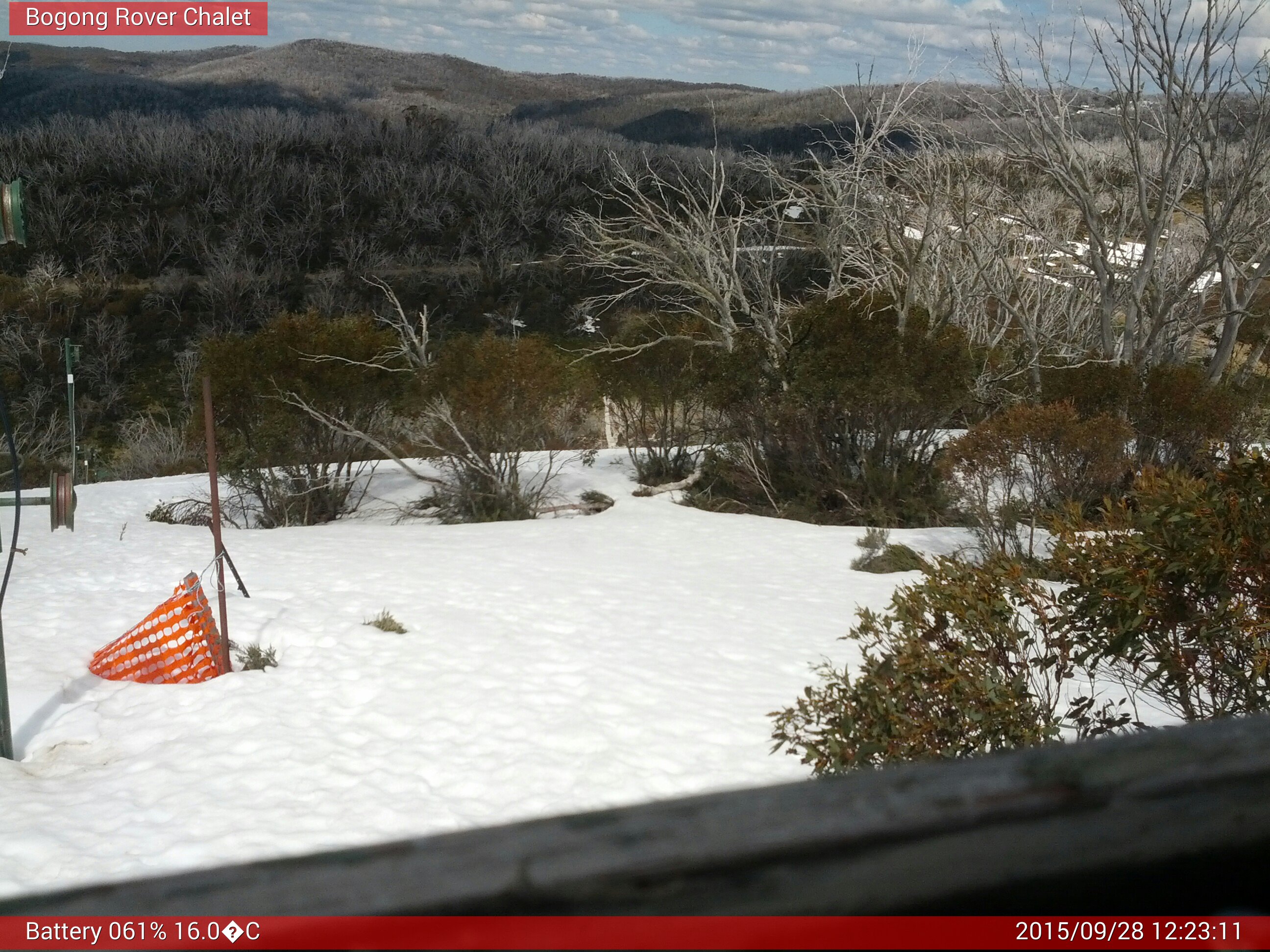 Bogong Web Cam 12:23pm Monday 28th of September 2015