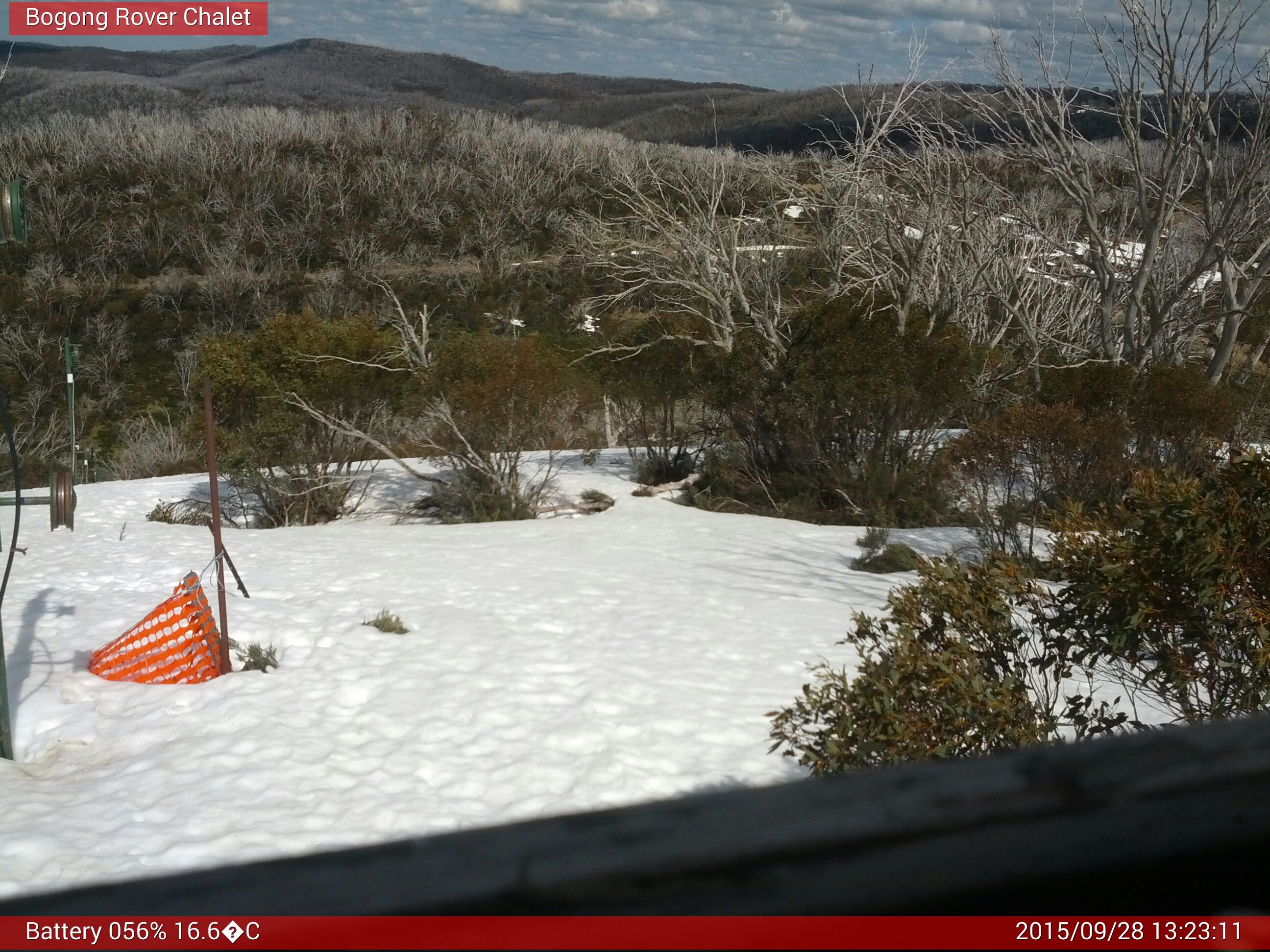 Bogong Web Cam 1:23pm Monday 28th of September 2015