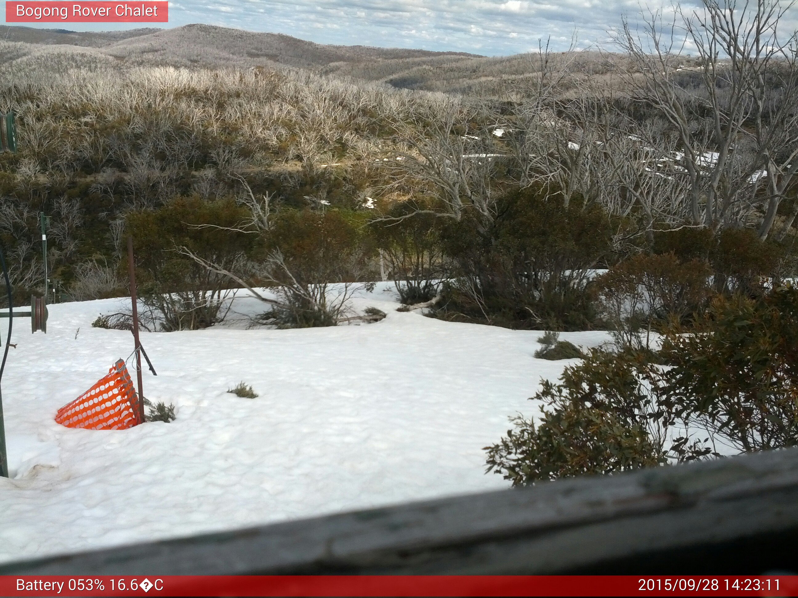 Bogong Web Cam 2:23pm Monday 28th of September 2015