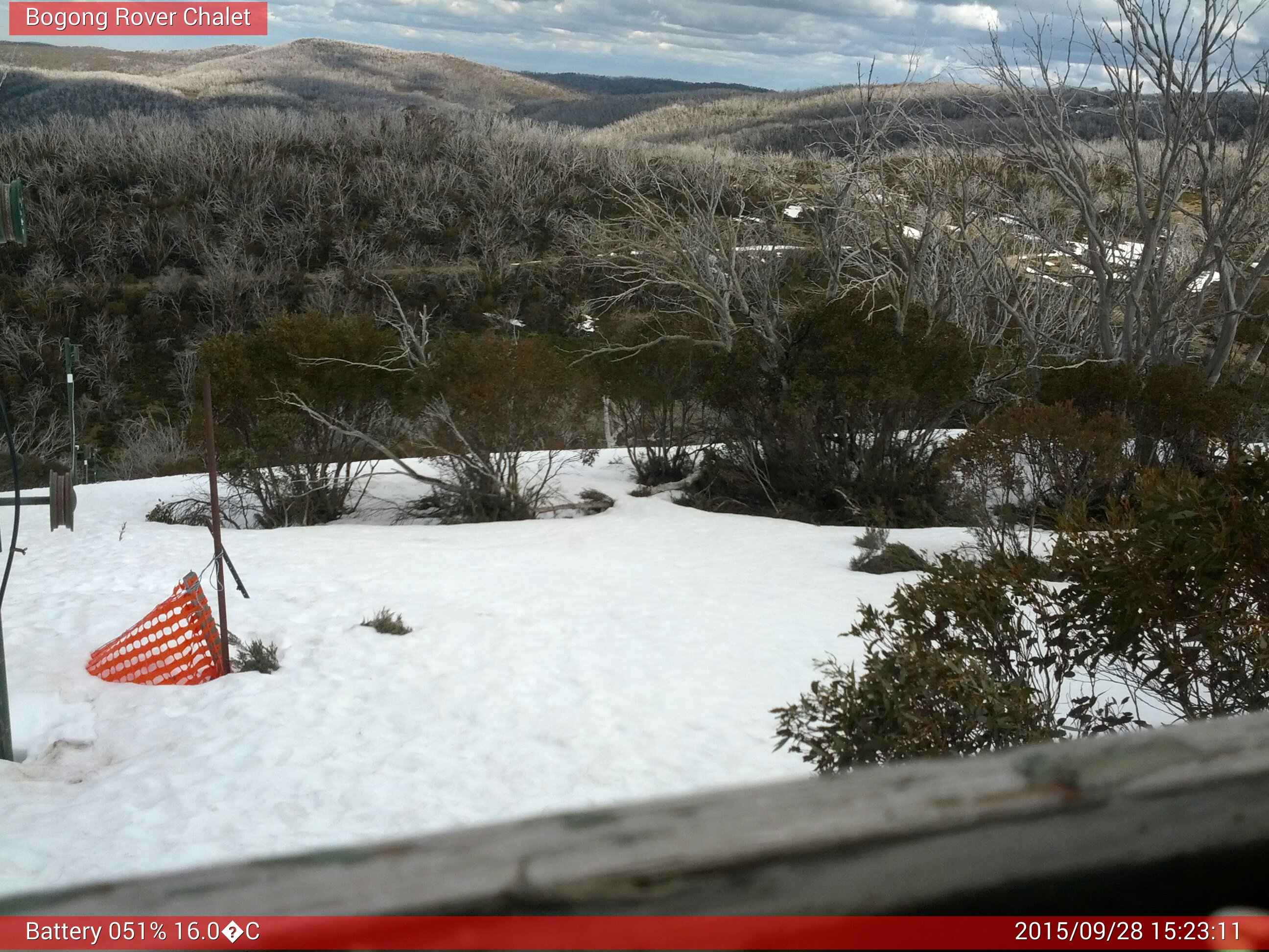 Bogong Web Cam 3:23pm Monday 28th of September 2015