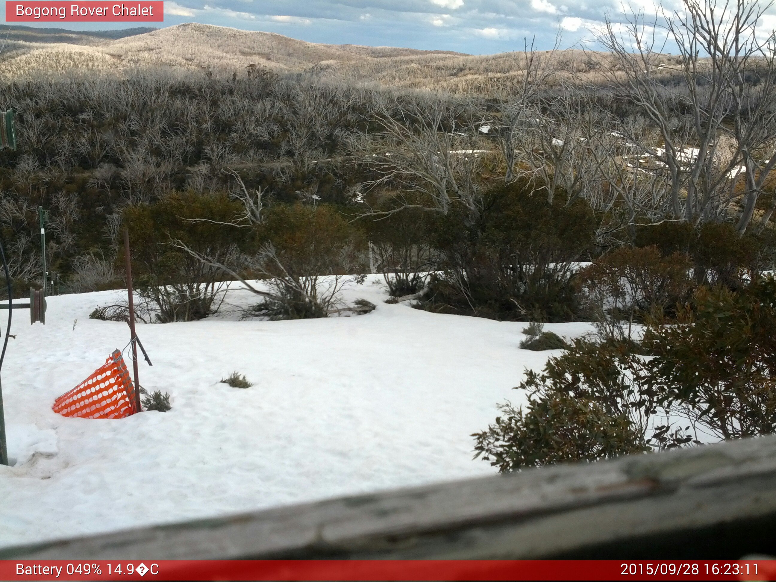 Bogong Web Cam 4:23pm Monday 28th of September 2015