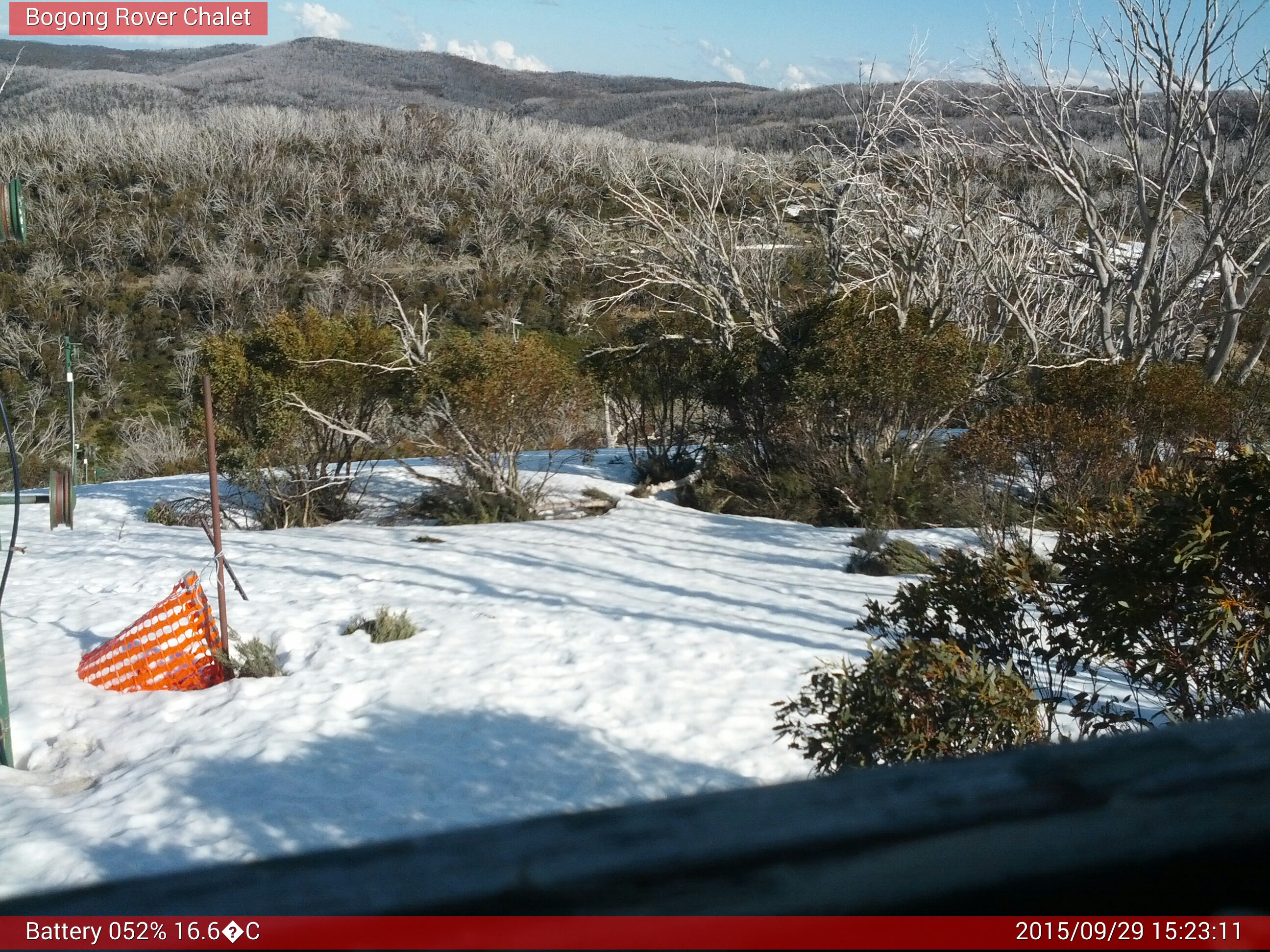 Bogong Web Cam 3:23pm Tuesday 29th of September 2015