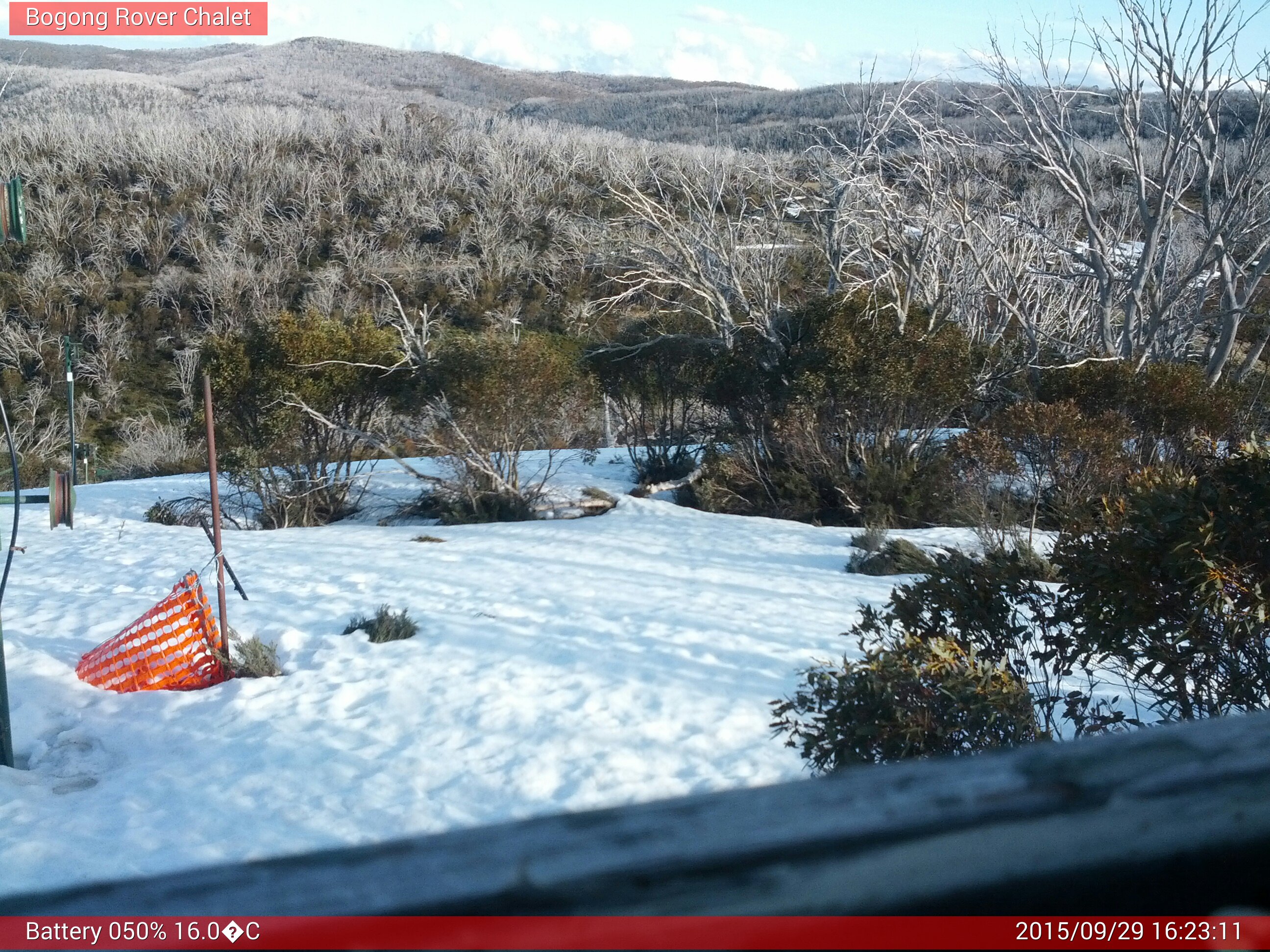 Bogong Web Cam 4:23pm Tuesday 29th of September 2015