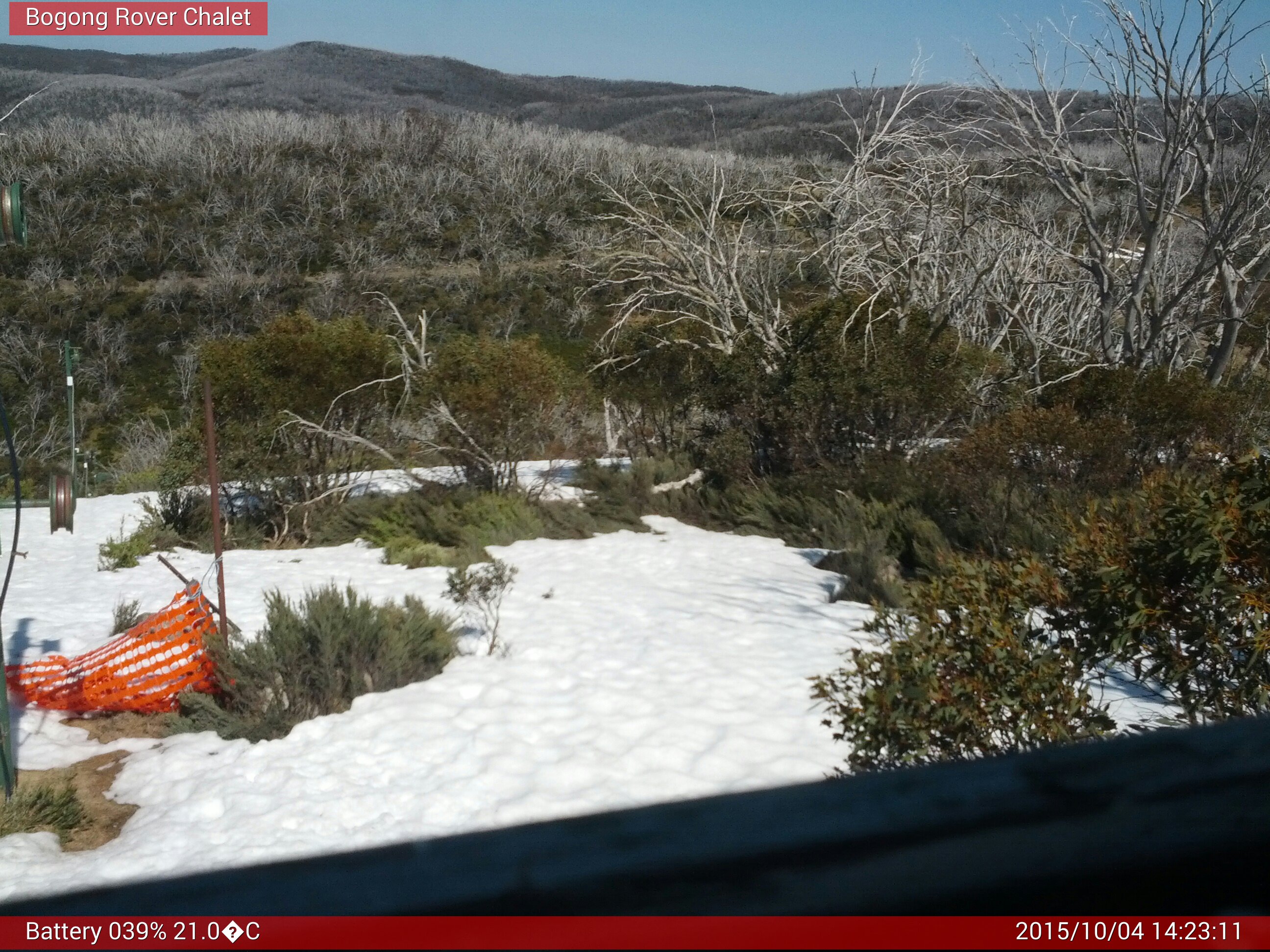 Bogong Web Cam 2:23pm Sunday 4th of October 2015