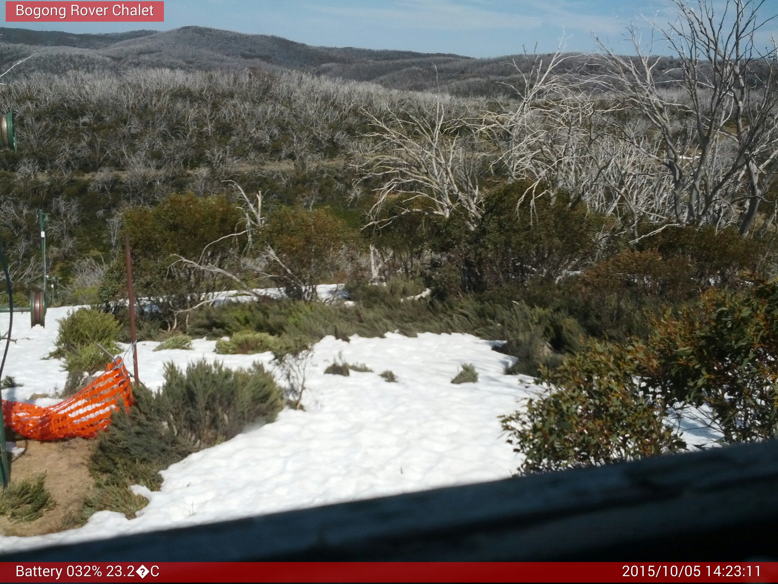 Bogong Web Cam 2:23pm Monday 5th of October 2015