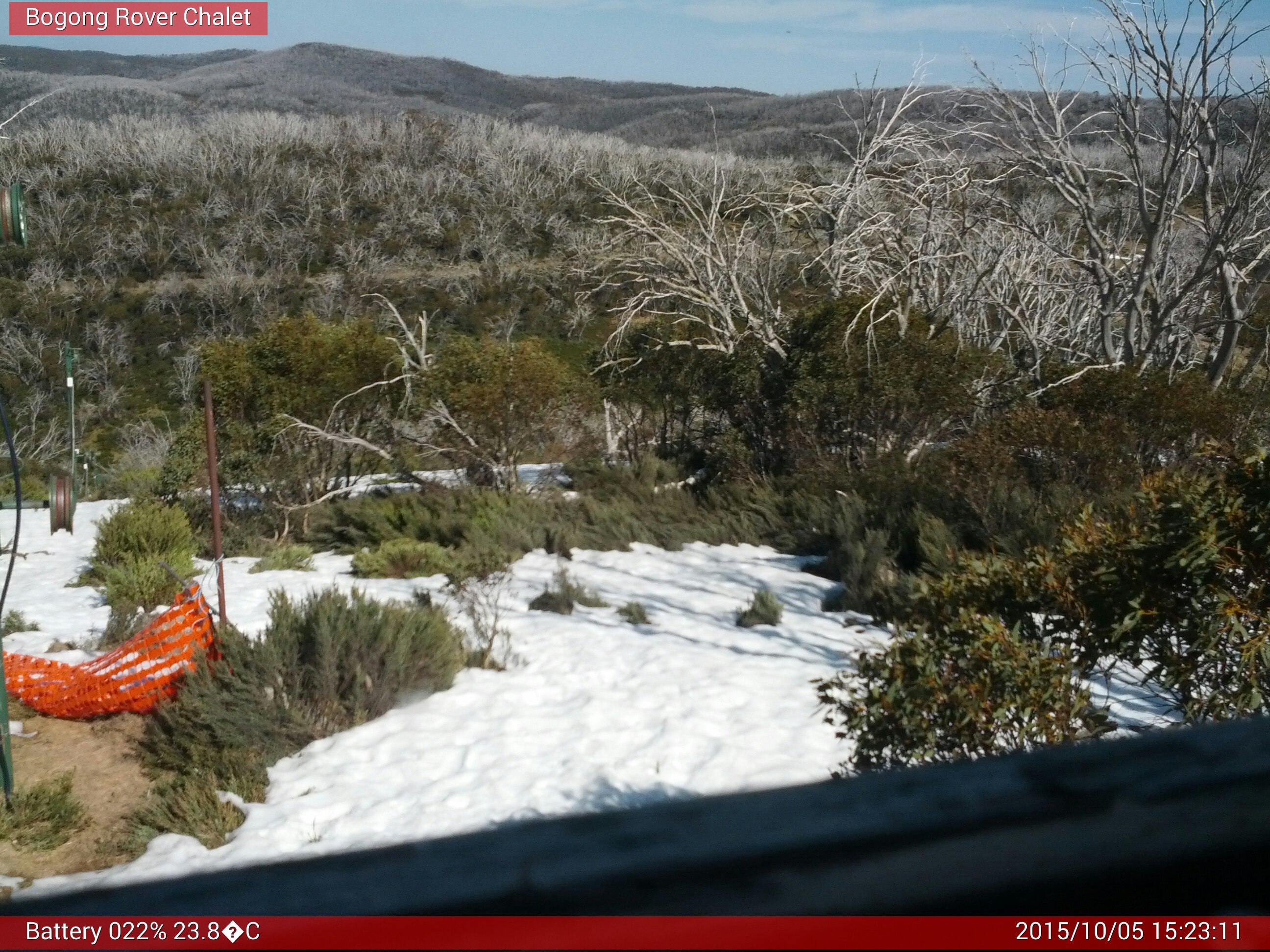 Bogong Web Cam 3:23pm Monday 5th of October 2015