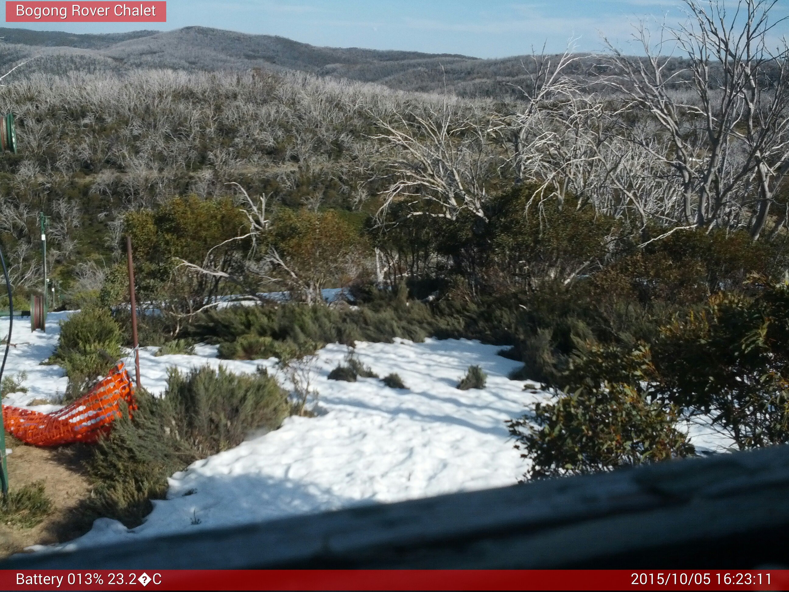 Bogong Web Cam 4:23pm Monday 5th of October 2015