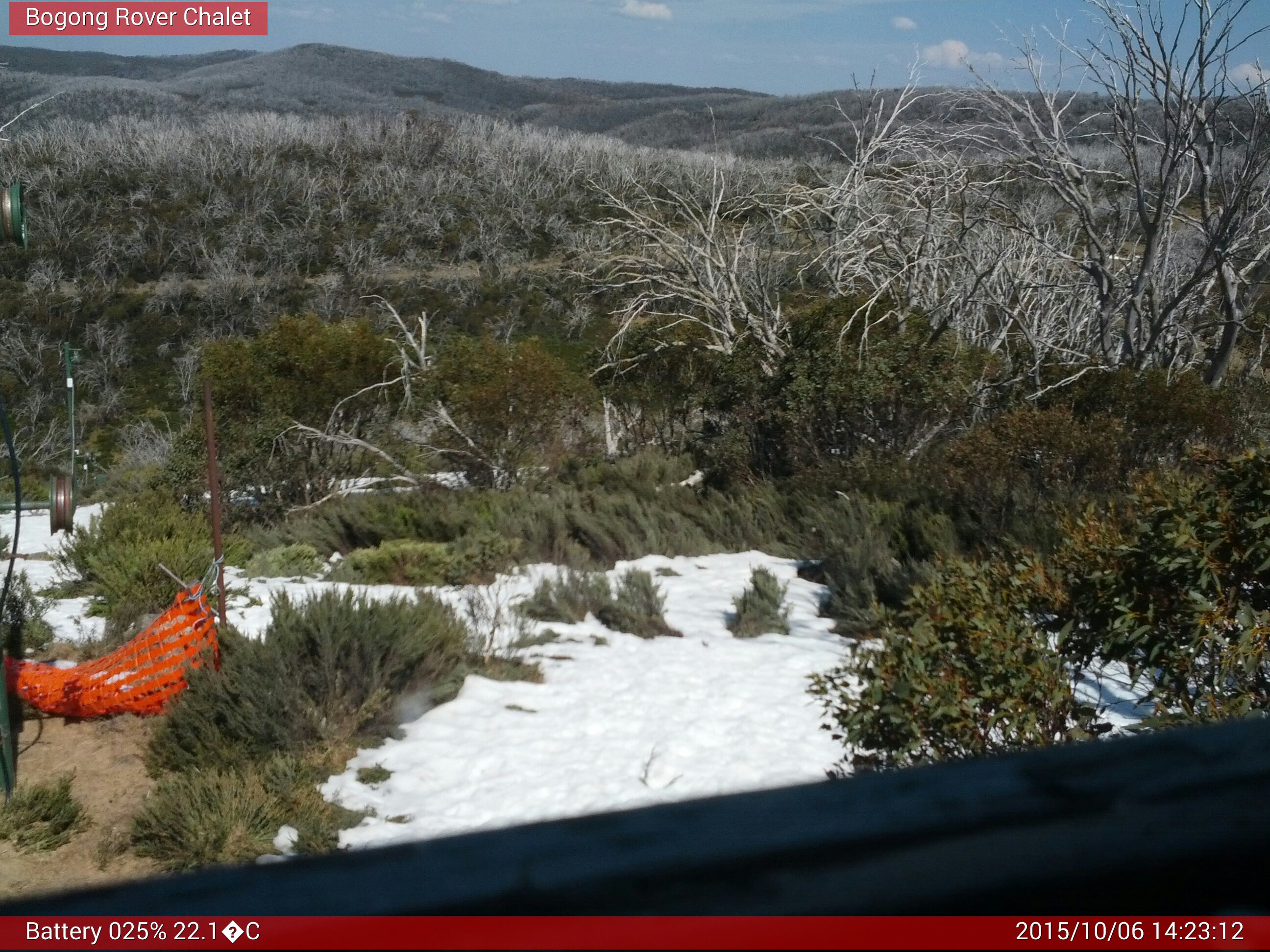 Bogong Web Cam 2:23pm Tuesday 6th of October 2015