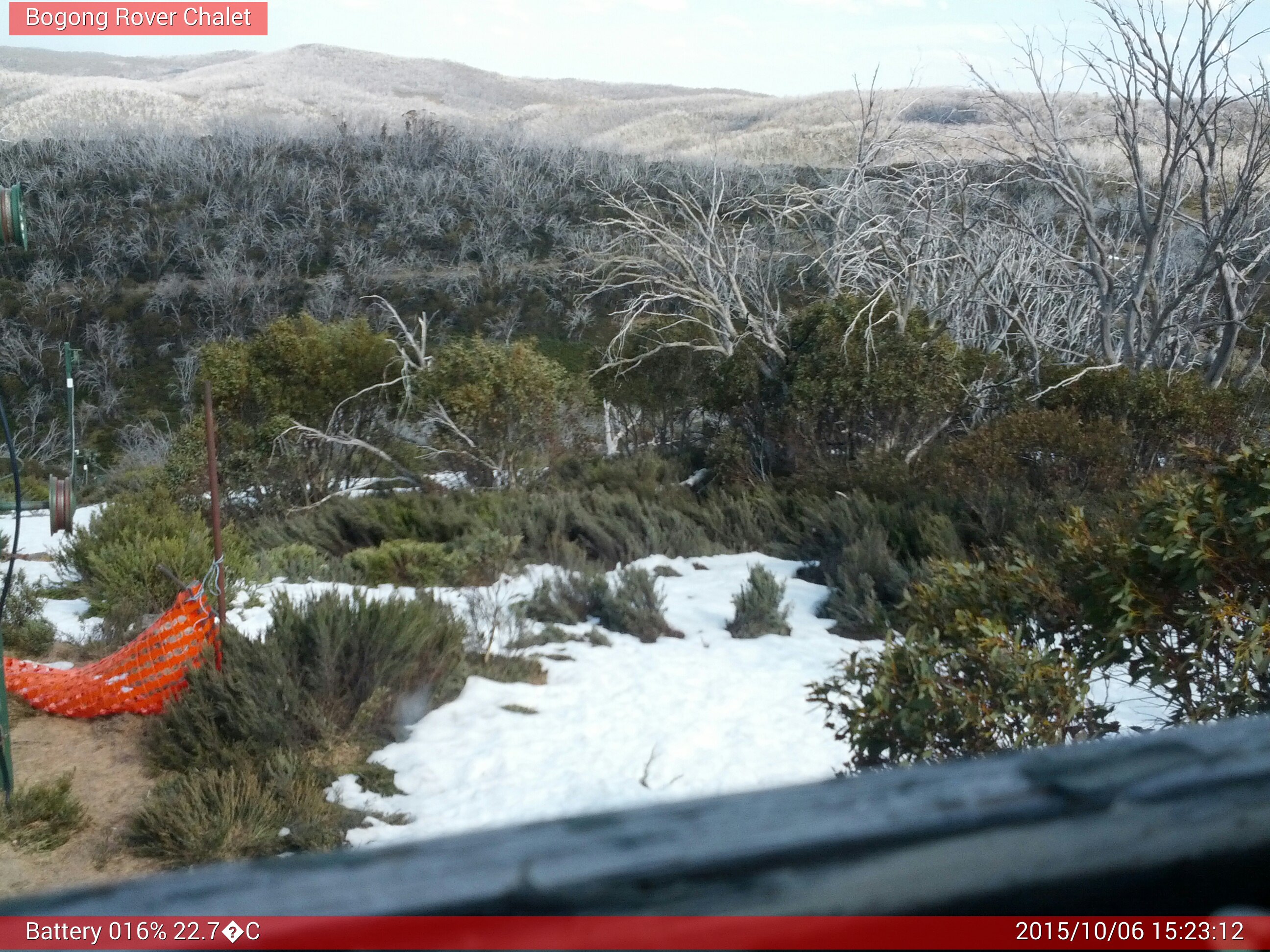 Bogong Web Cam 3:23pm Tuesday 6th of October 2015