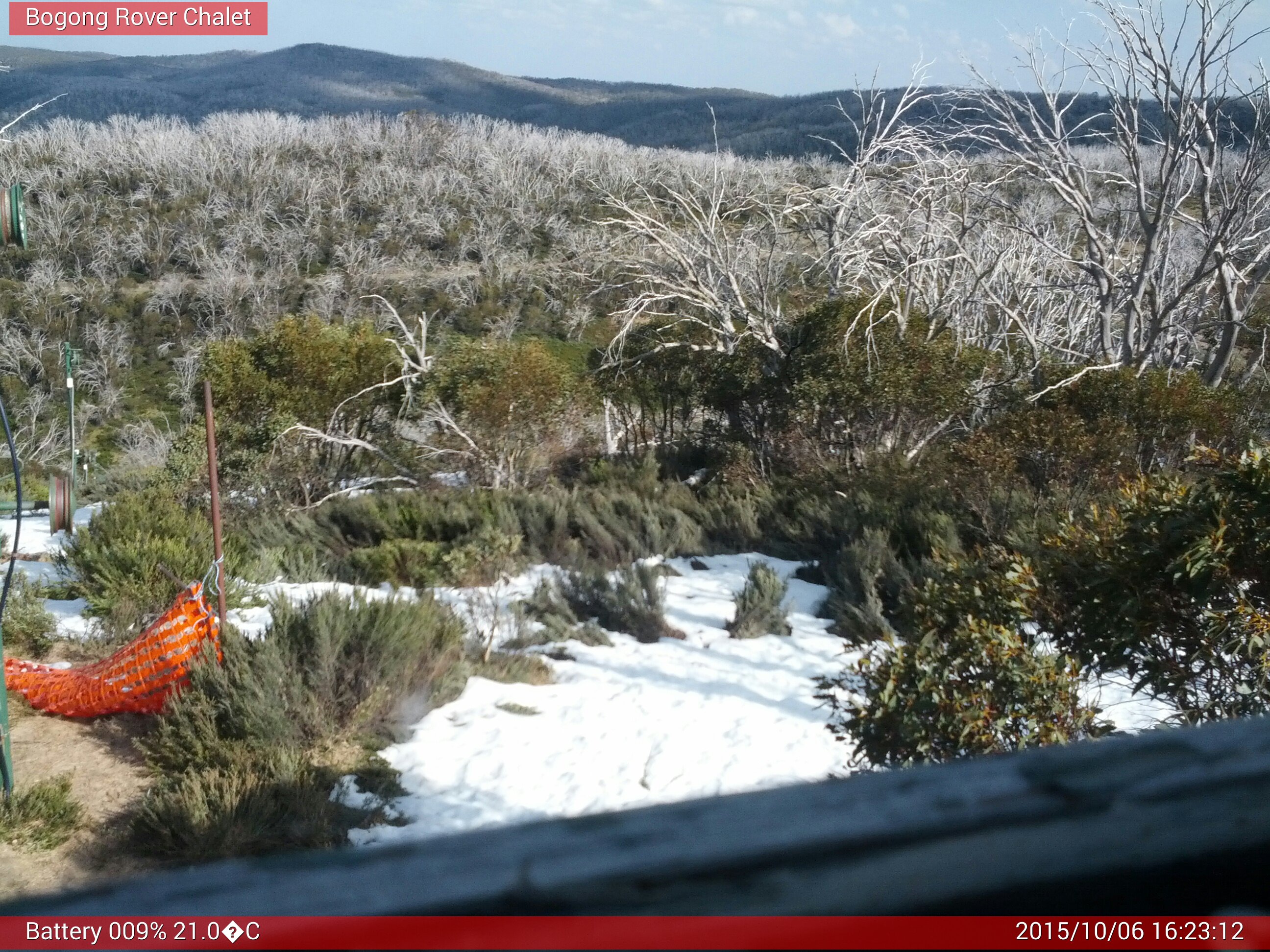 Bogong Web Cam 4:23pm Tuesday 6th of October 2015