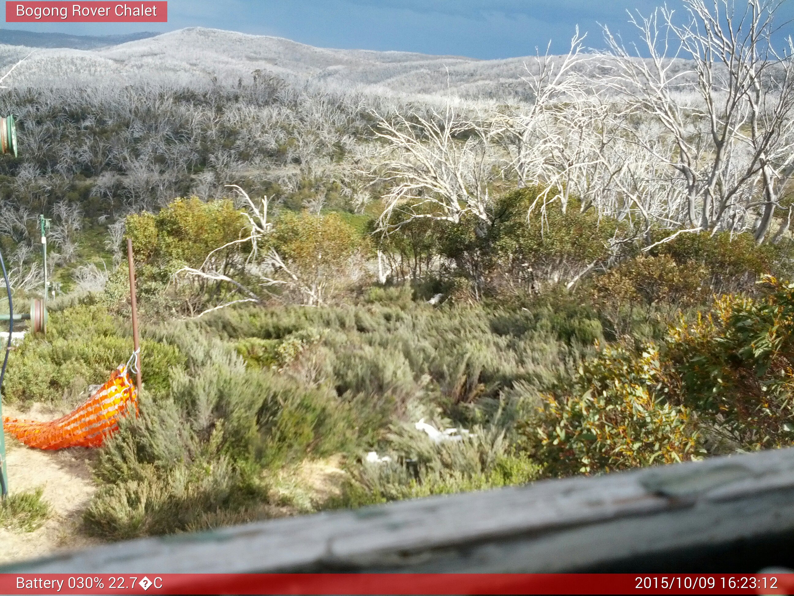 Bogong Web Cam 4:23pm Friday 9th of October 2015