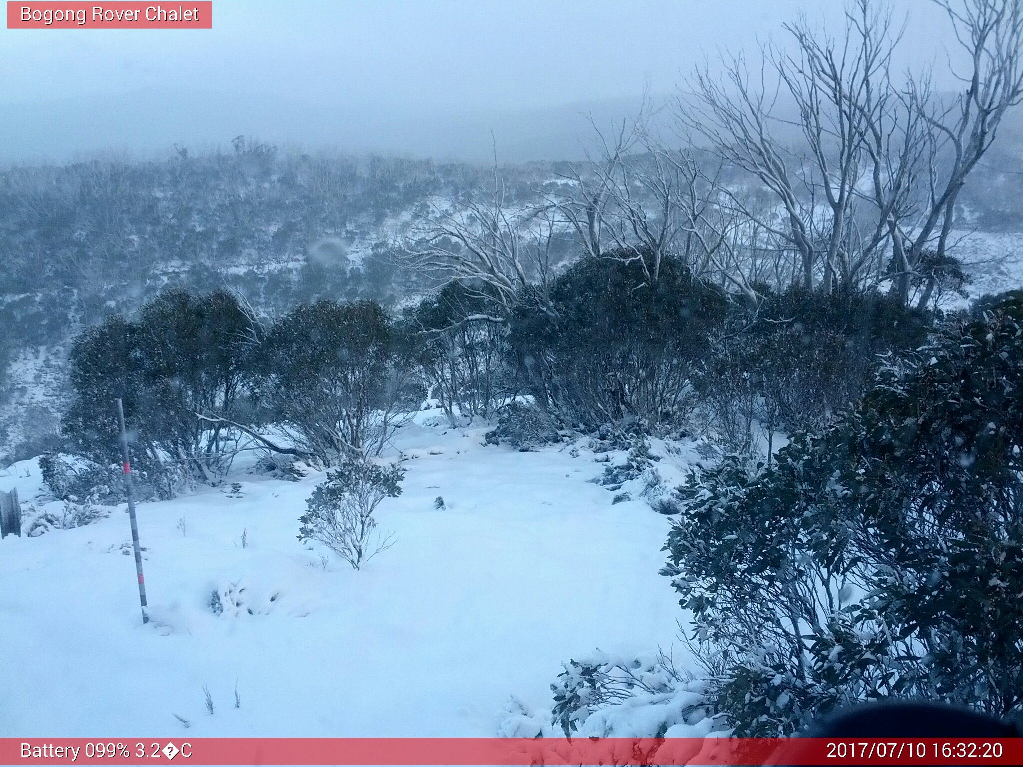 Bogong Web Cam 4:32pm Monday 10th of July 2017