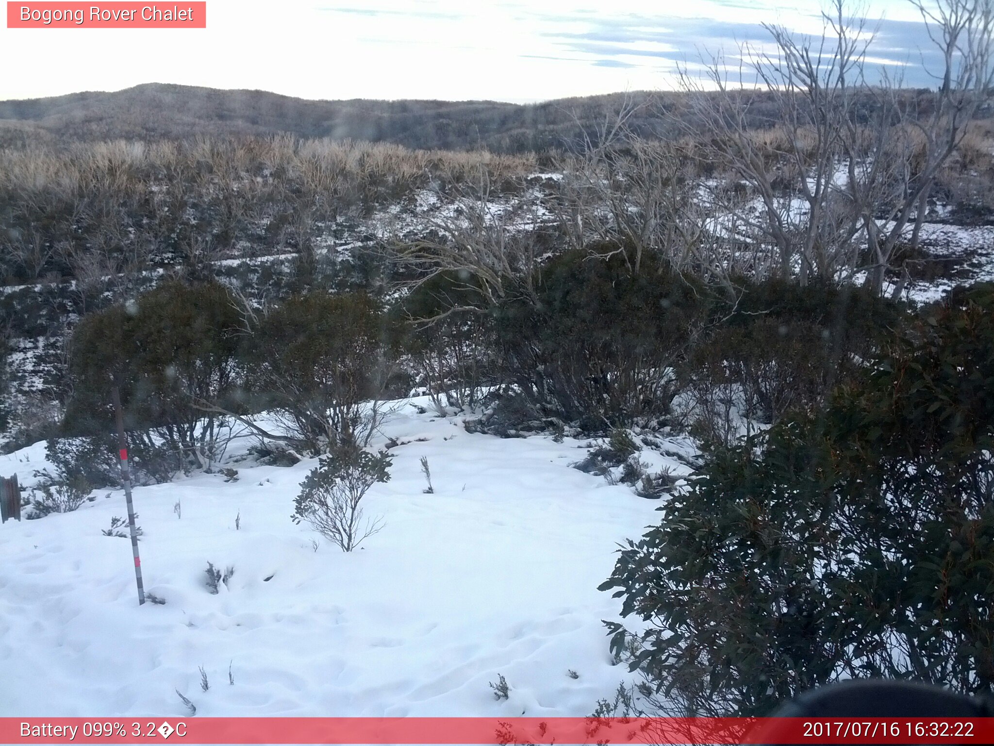 Bogong Web Cam 4:32pm Sunday 16th of July 2017