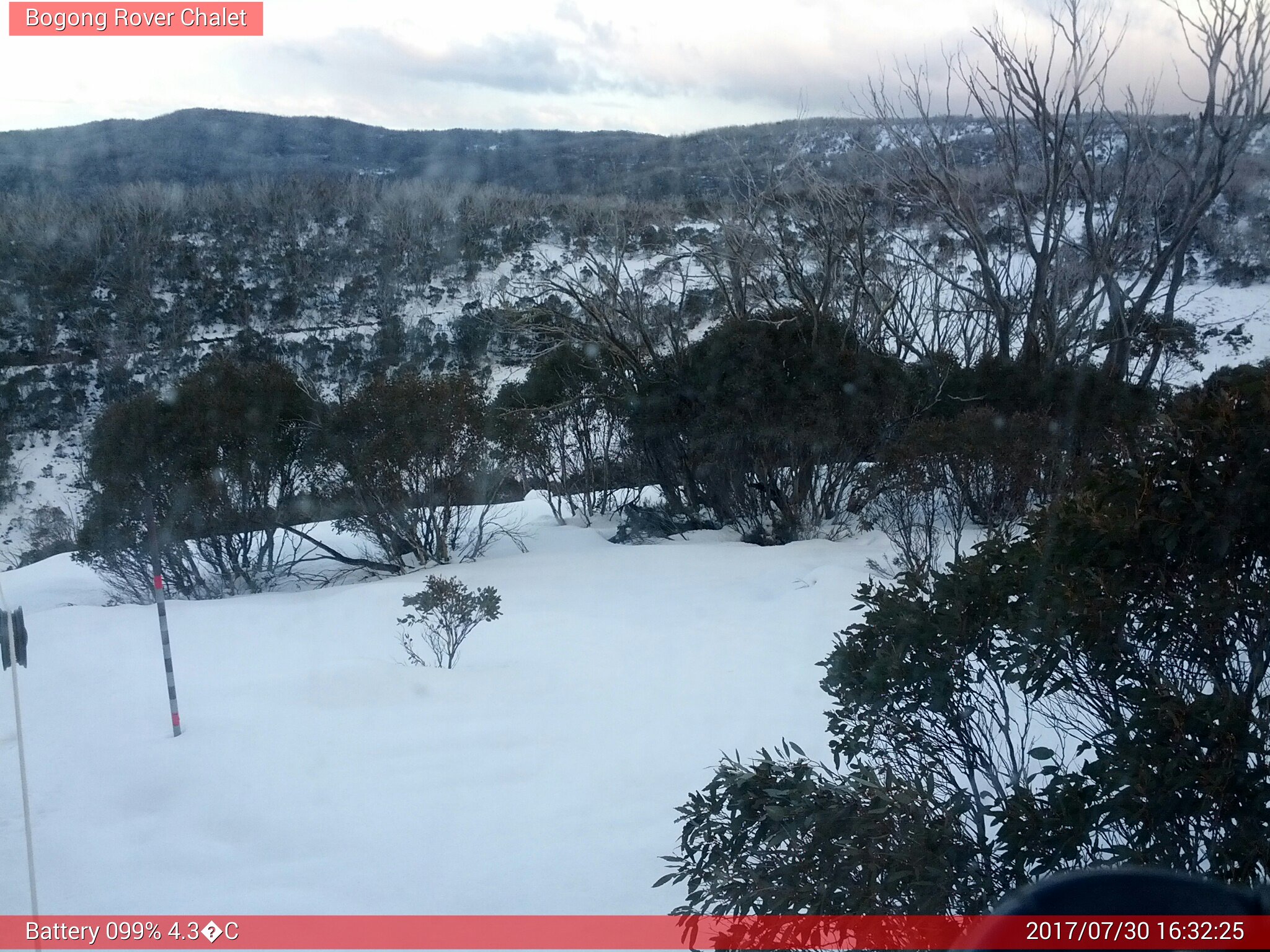 Bogong Web Cam 4:32pm Sunday 30th of July 2017