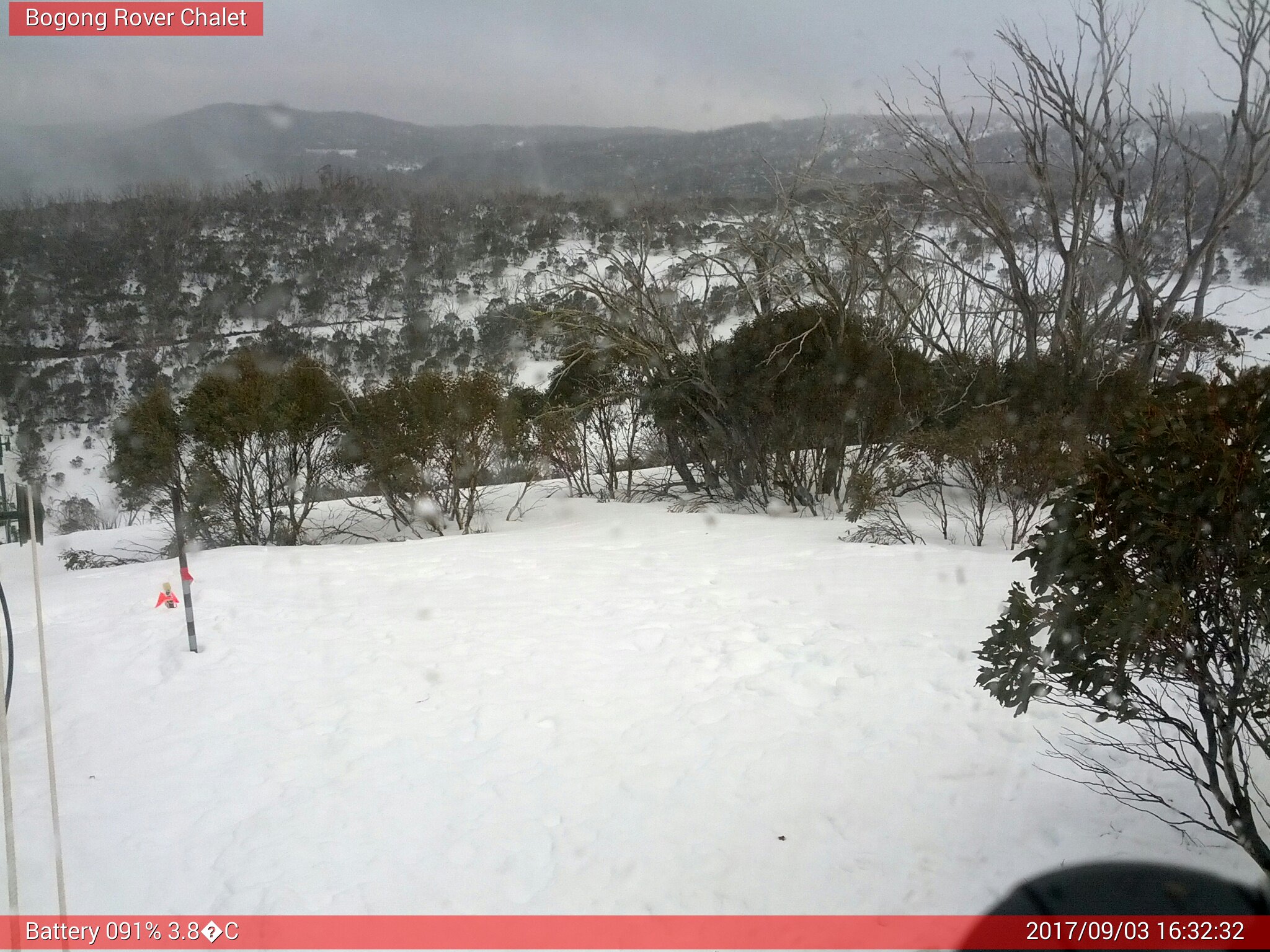 Bogong Web Cam 4:32pm Sunday 3rd of September 2017