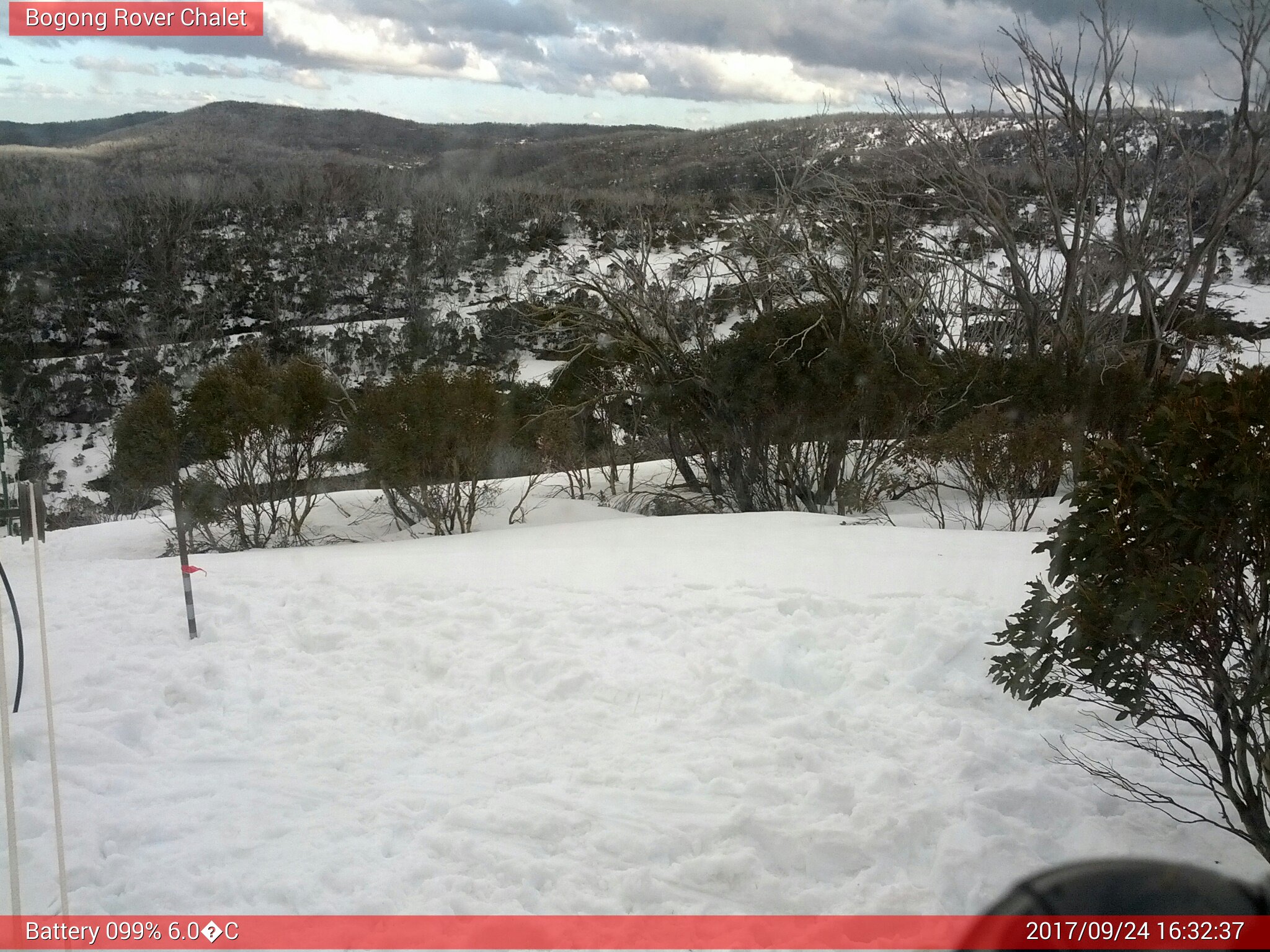 Bogong Web Cam 4:32pm Sunday 24th of September 2017