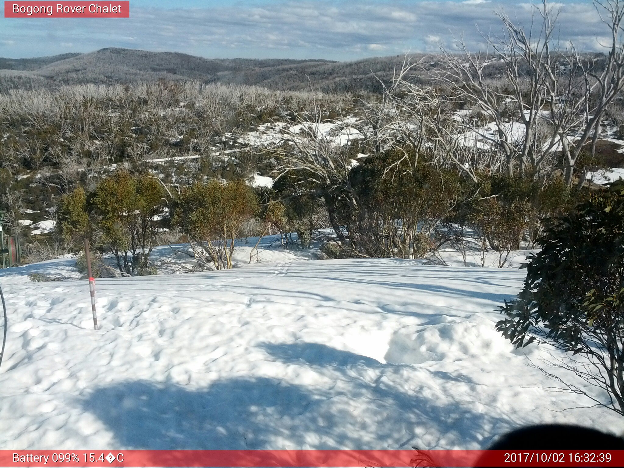 Bogong Web Cam 4:32pm Monday 2nd of October 2017