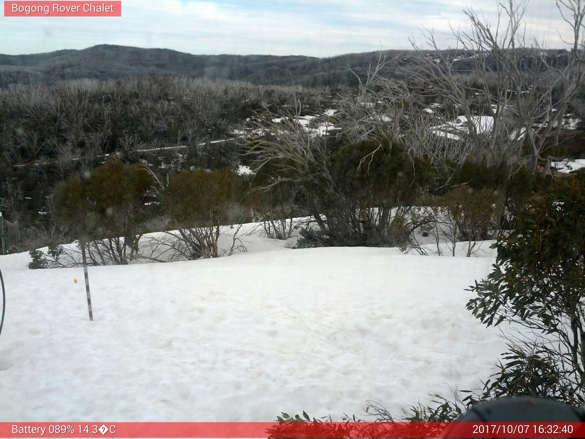 Bogong Web Cam 4:32pm Saturday 7th of October 2017