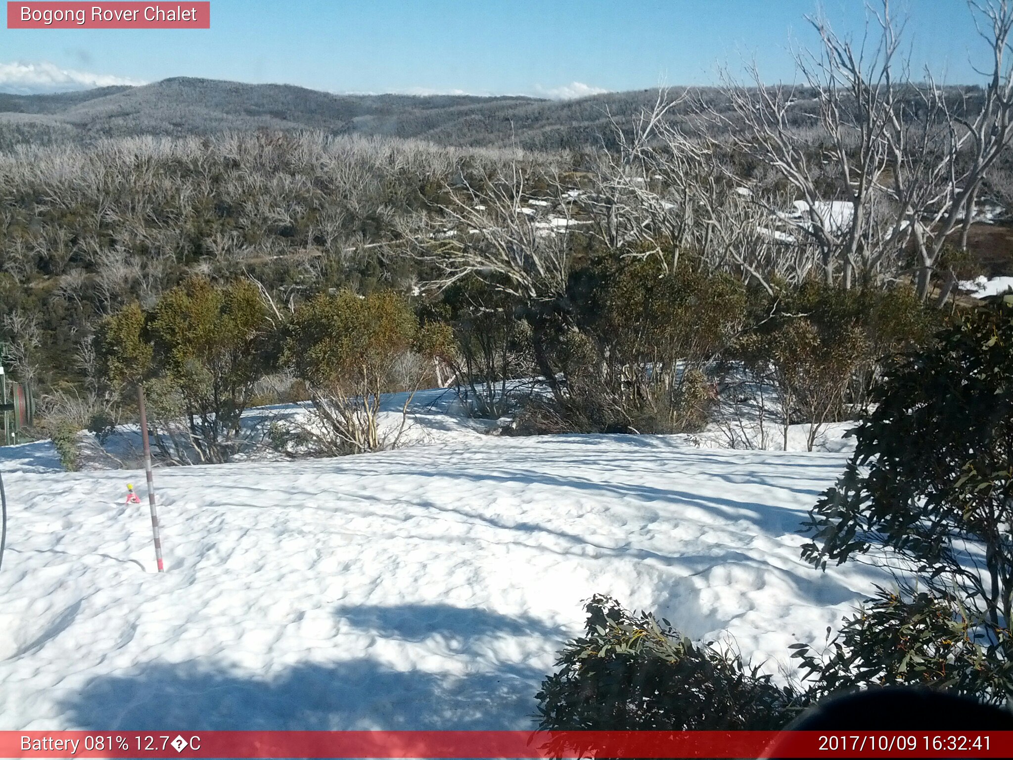 Bogong Web Cam 4:32pm Monday 9th of October 2017