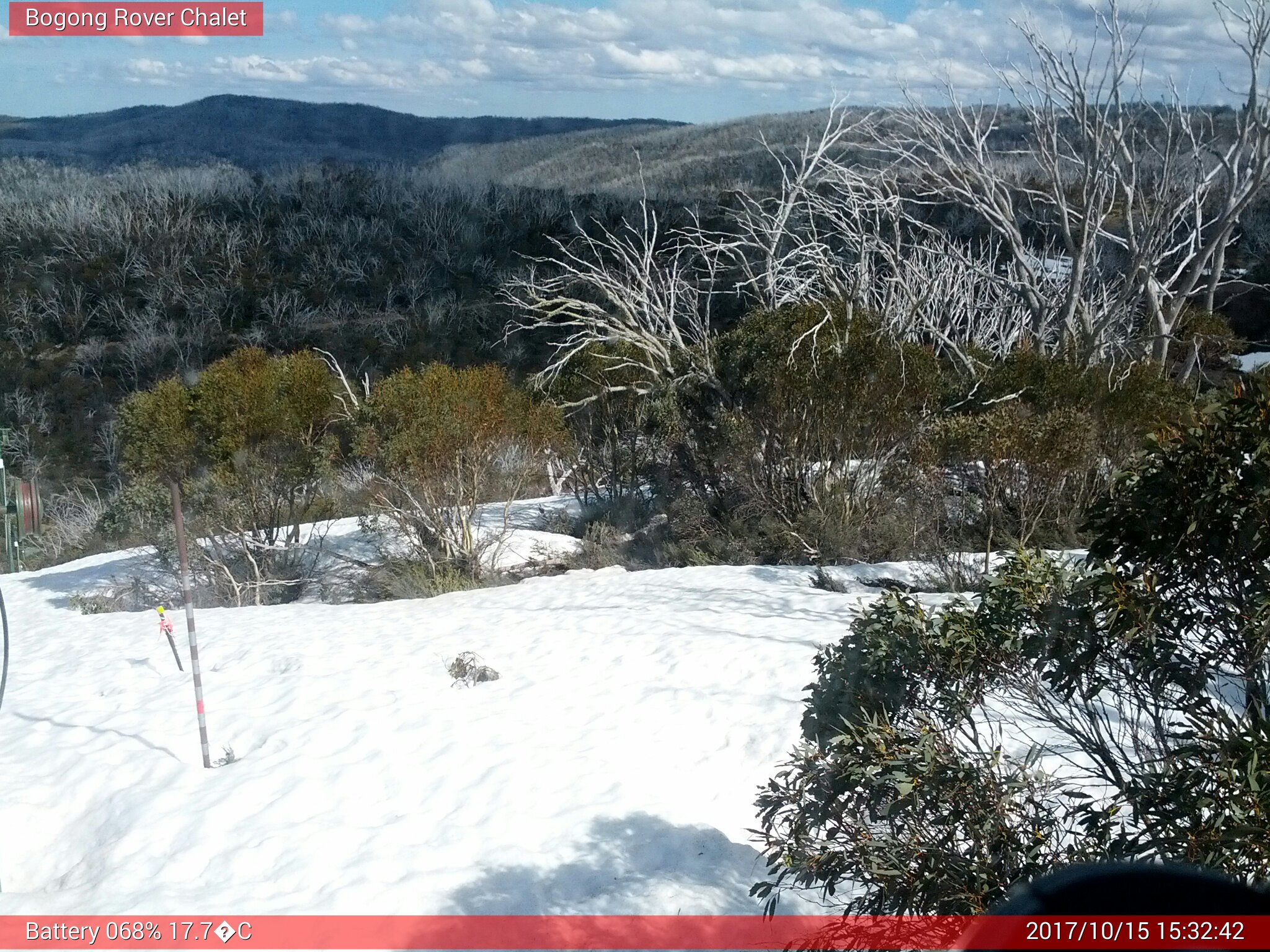 Bogong Web Cam 3:32pm Sunday 15th of October 2017