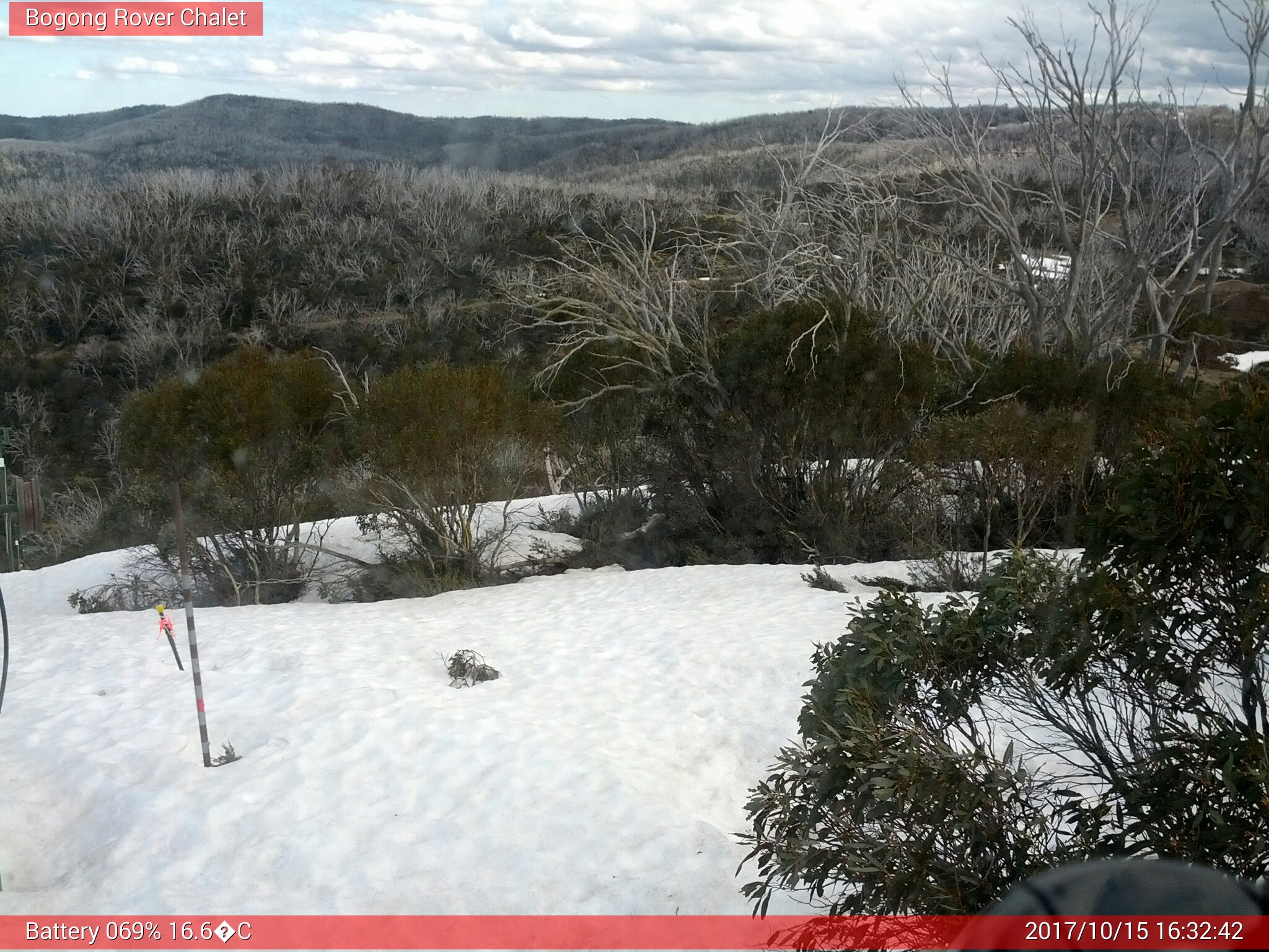 Bogong Web Cam 4:32pm Sunday 15th of October 2017