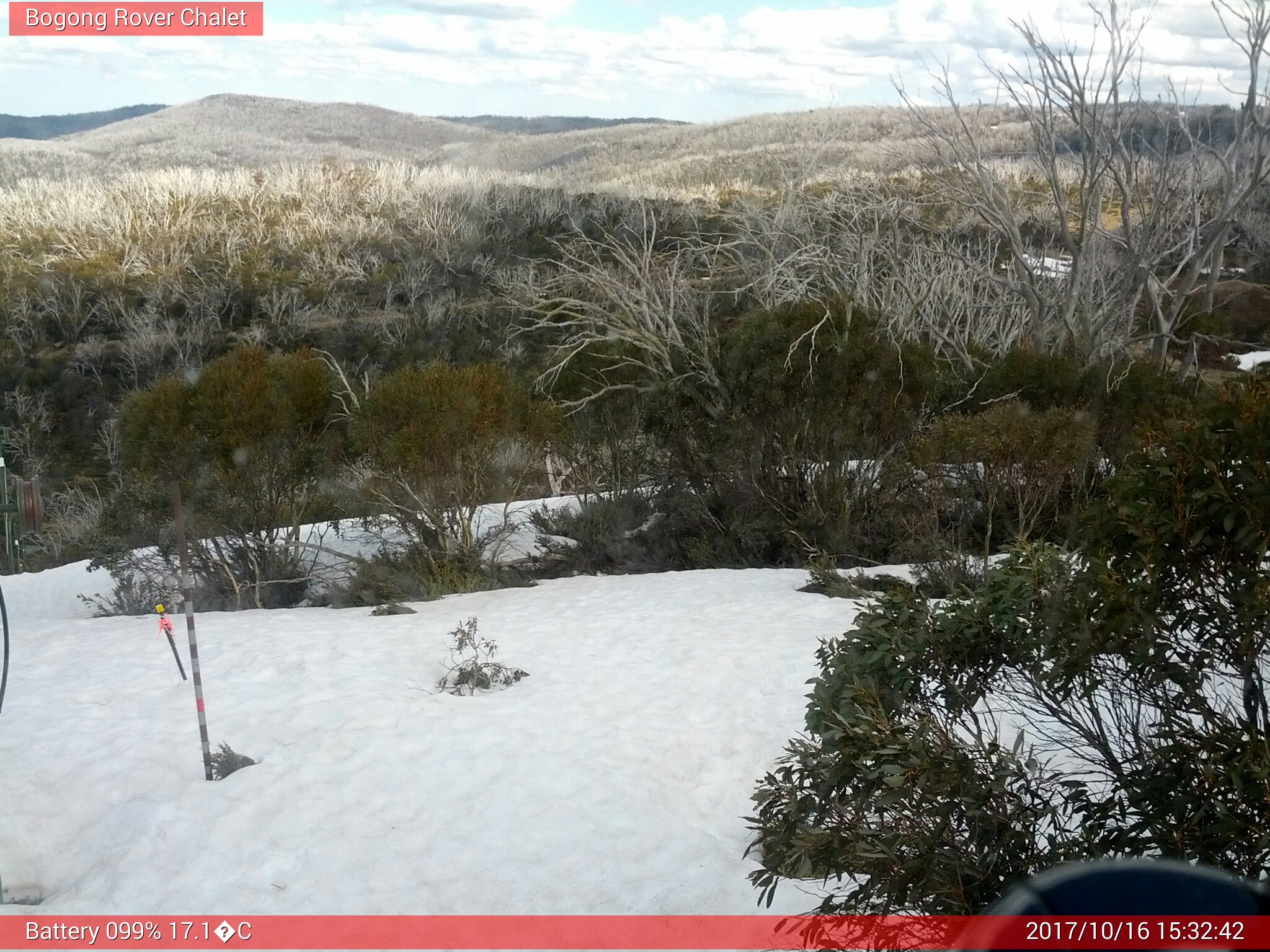 Bogong Web Cam 3:32pm Monday 16th of October 2017