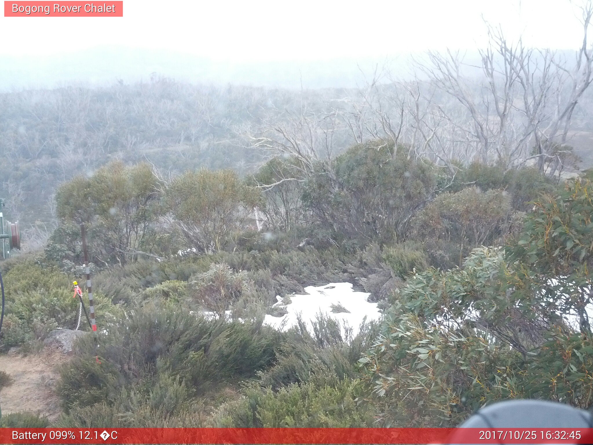 Bogong Web Cam 4:32pm Wednesday 25th of October 2017