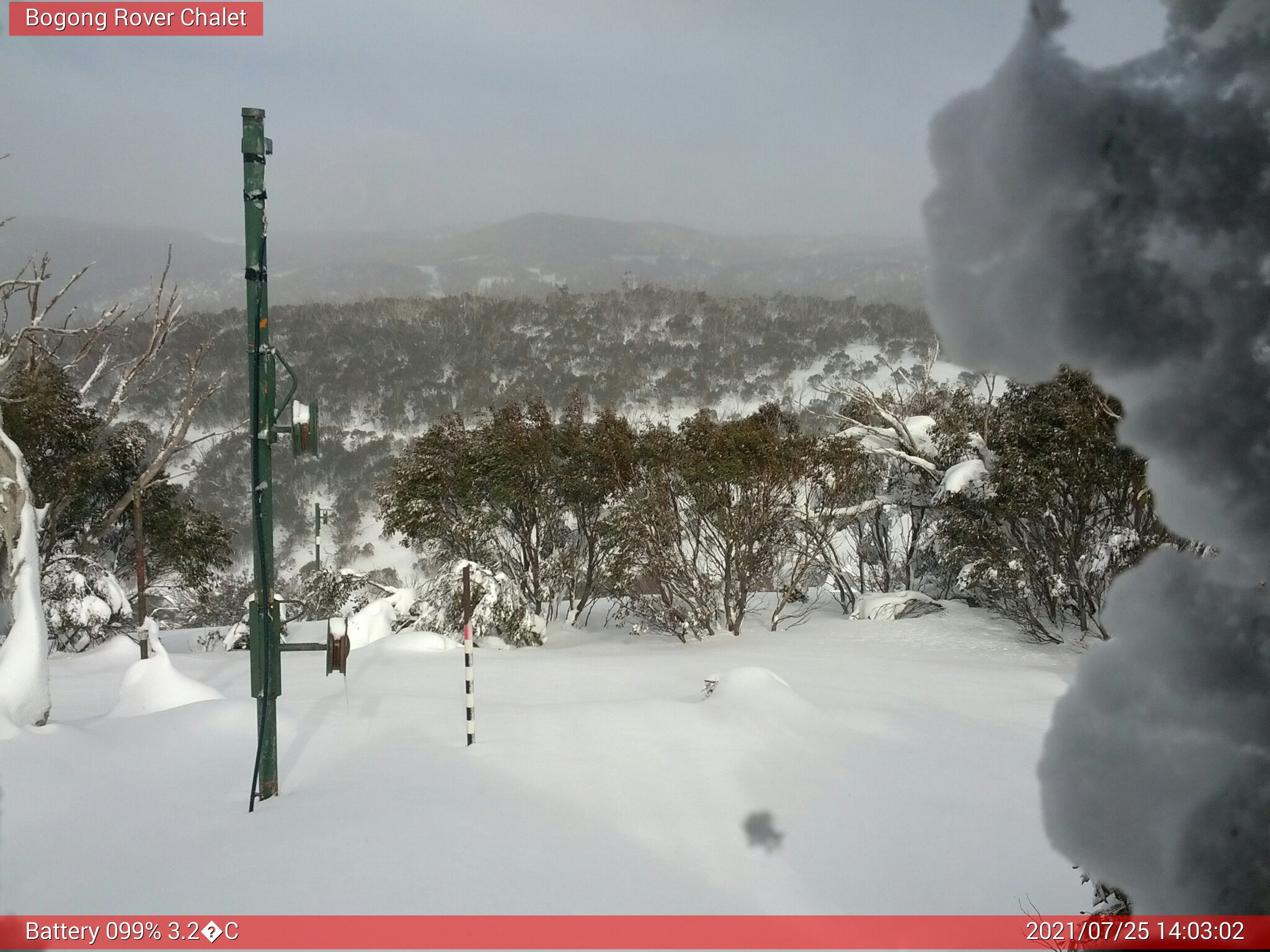 Bogong Web Cam 2:03pm Sunday 25th of July 2021