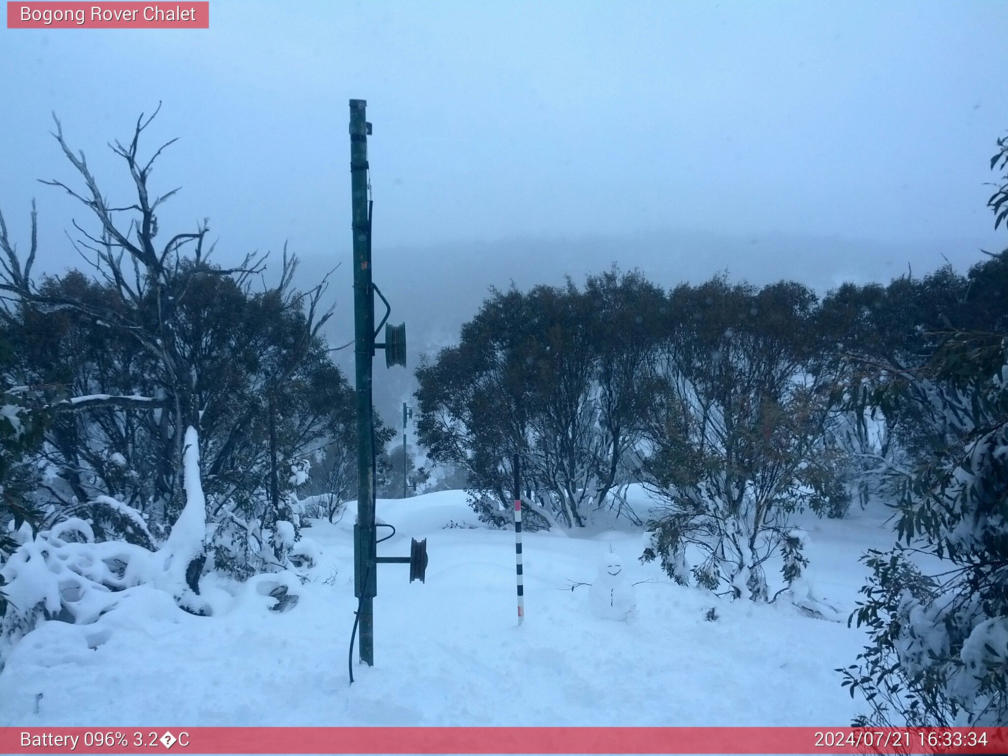 Bogong Web Cam 4:33pm Sunday 21st of July 2024