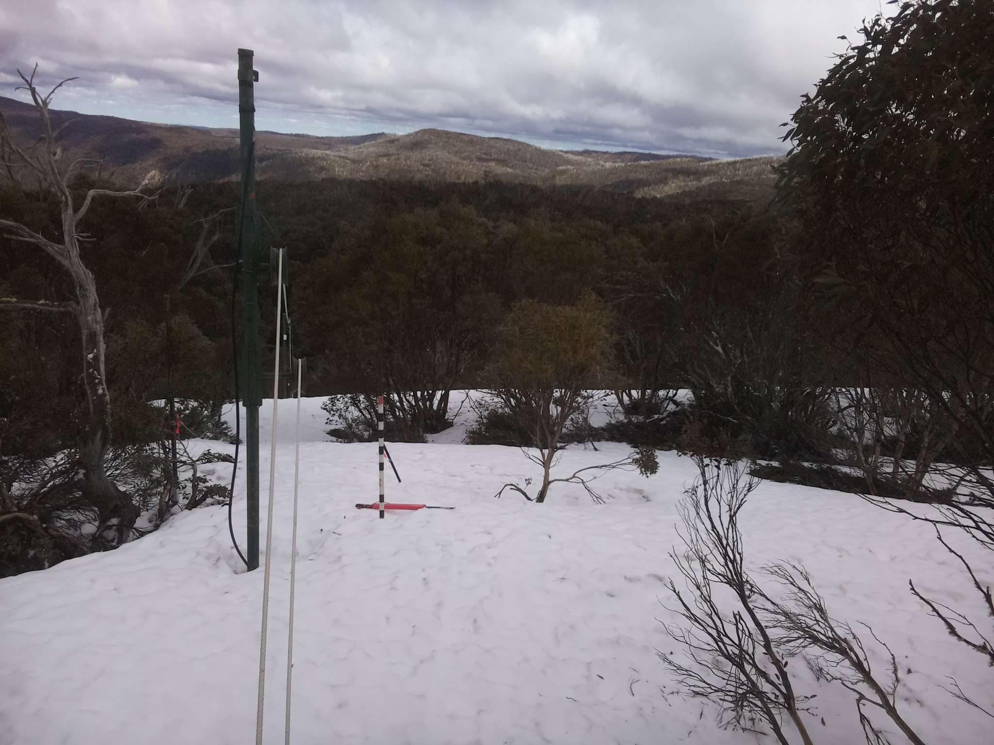 Bogong Web Cam 11:40am Wednesday 1st of October 2025