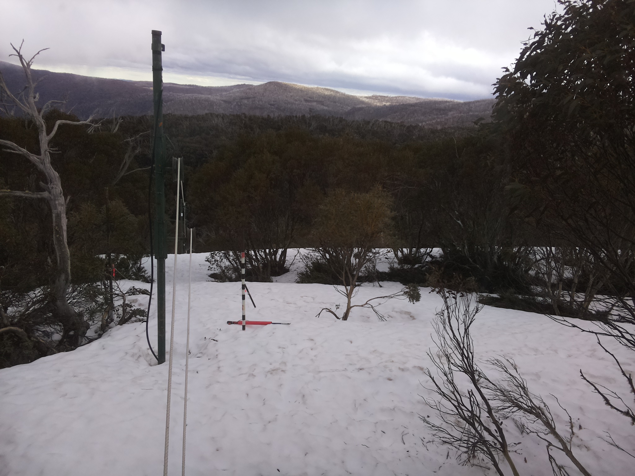 Bogong Web Cam 3:10pm Wednesday 1st of October 2025
